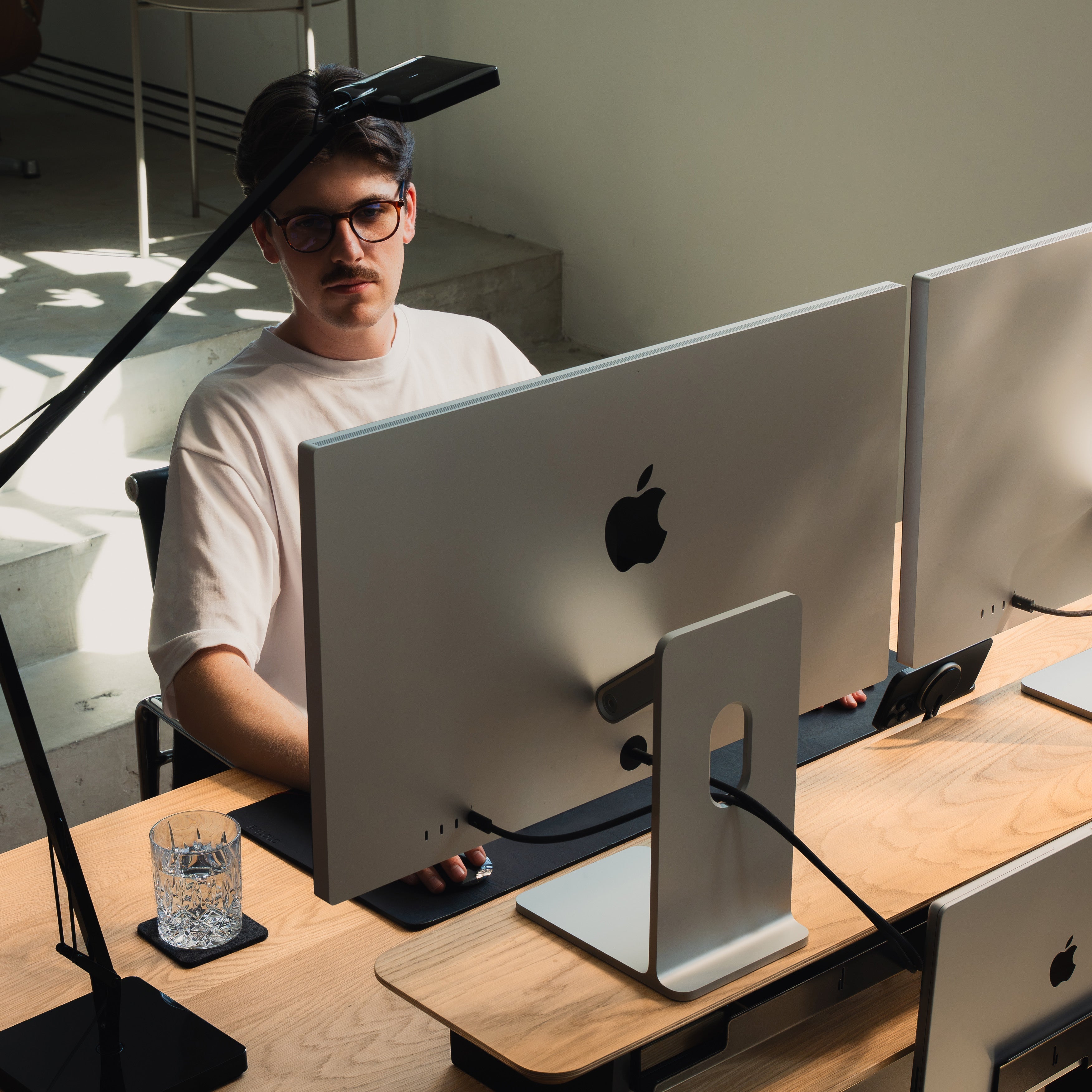 Wie ein minimalistischer Arbeitsplatz deine Produktivität verbessert