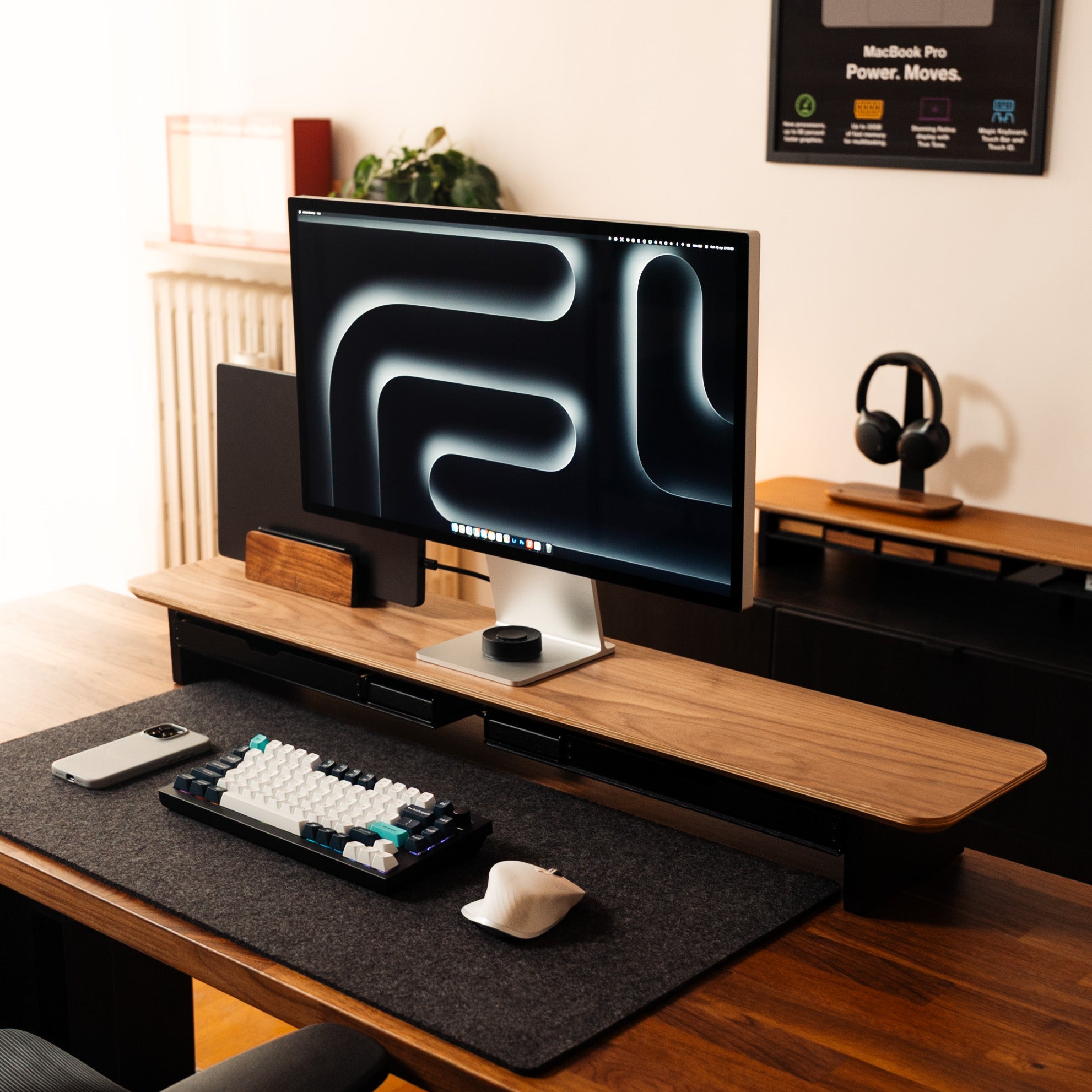 BALOLO, Creator Setup, Andrea Mosca, Minimalistisches Setup, Minimalistischer Schreibtisch, Schreibtisch Organisation, Organisierter Arbeitsplatz, Aufgeräumter Schreibtisch, Monitorständer