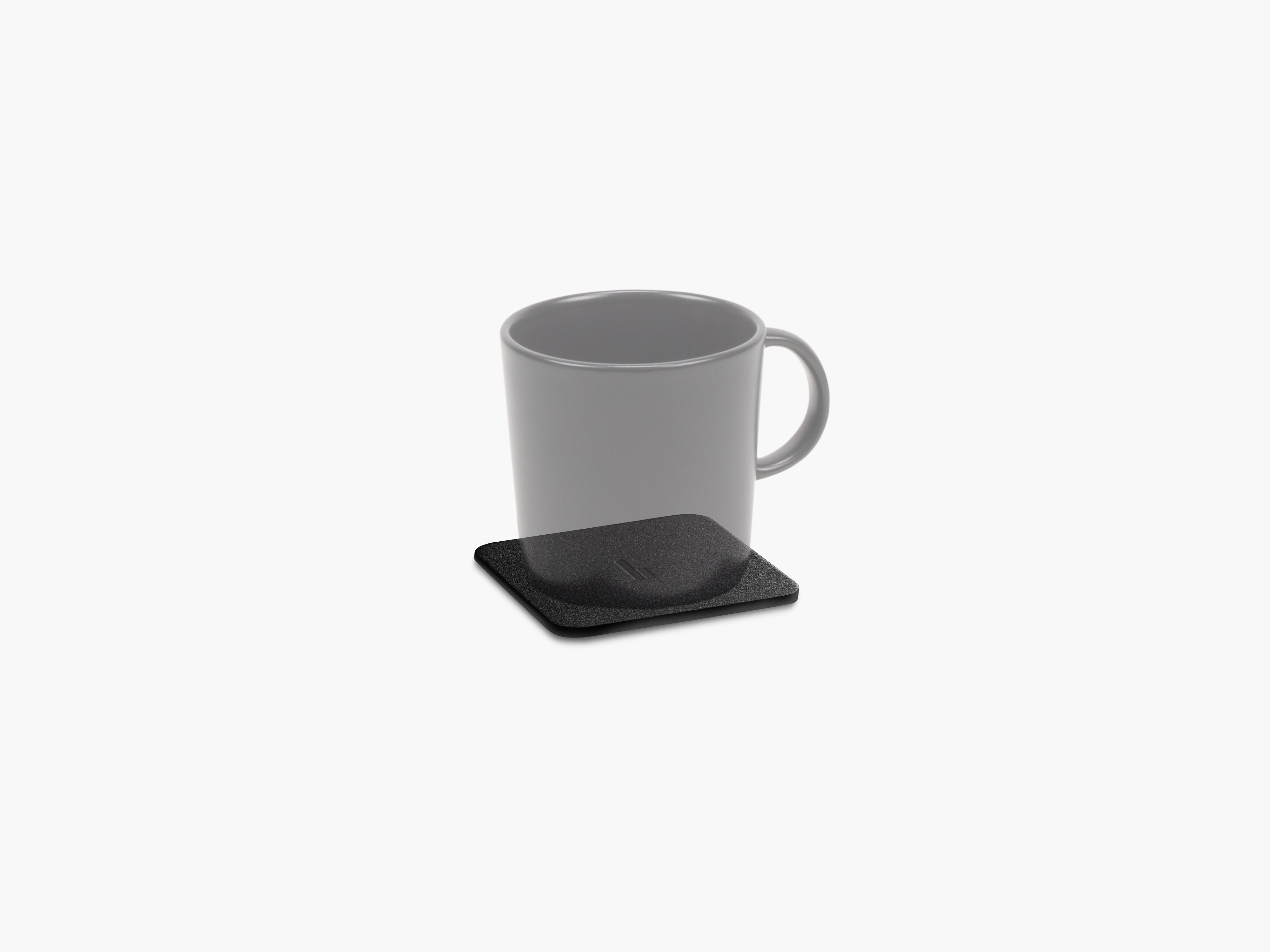 Produktfoto des Desk Coaster Leder, freigestellt auf grauem Hintergrund, veranschaulicht mit einer transparenten Tasse.