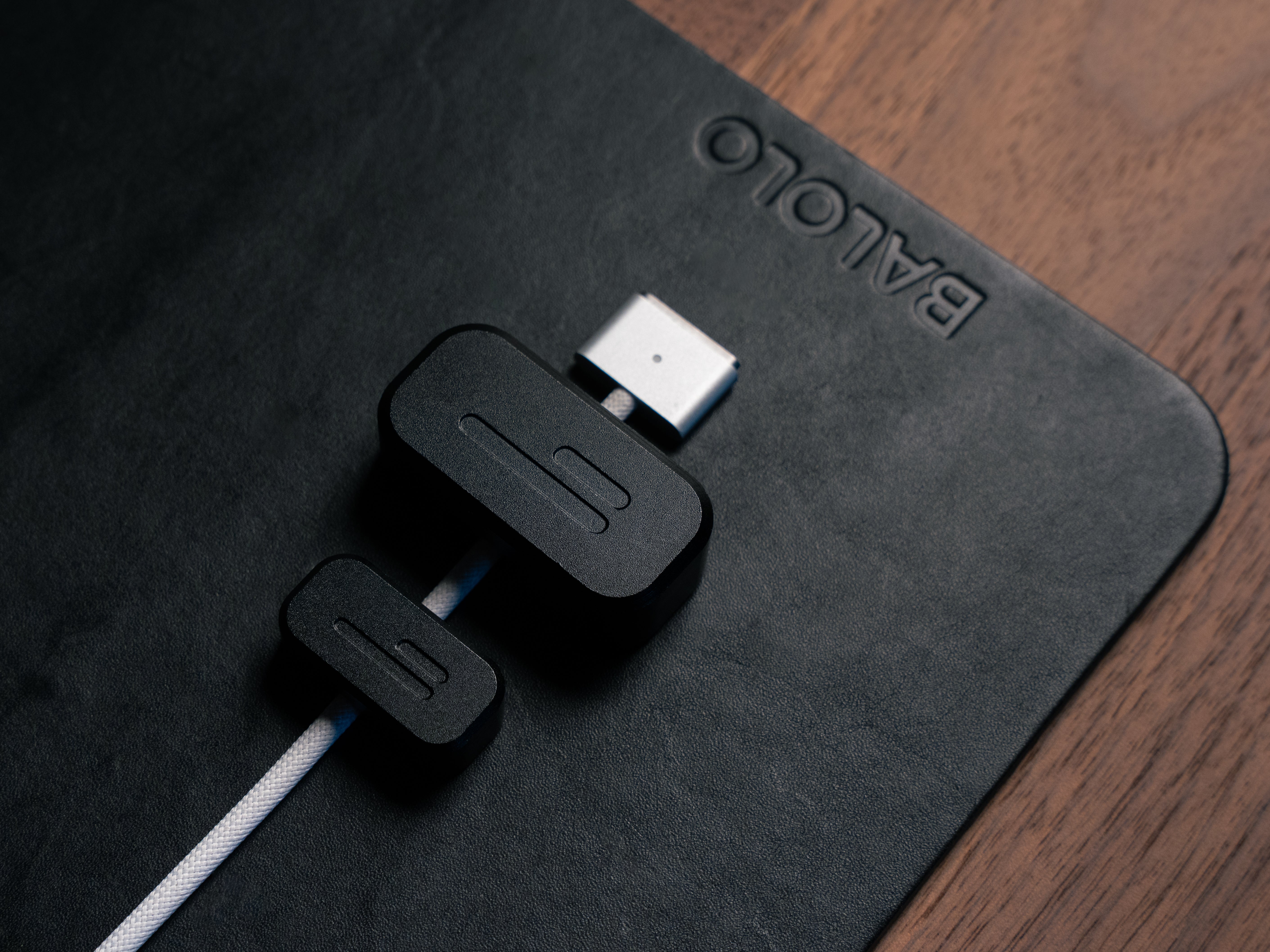 BALOLO, Kabelmagnet, Cable Organizer, Kabelmagneten, Kabelmanagement, organisierte Kabel, Kabelmanagement Schreibtisch, Desk Cable Management @expand