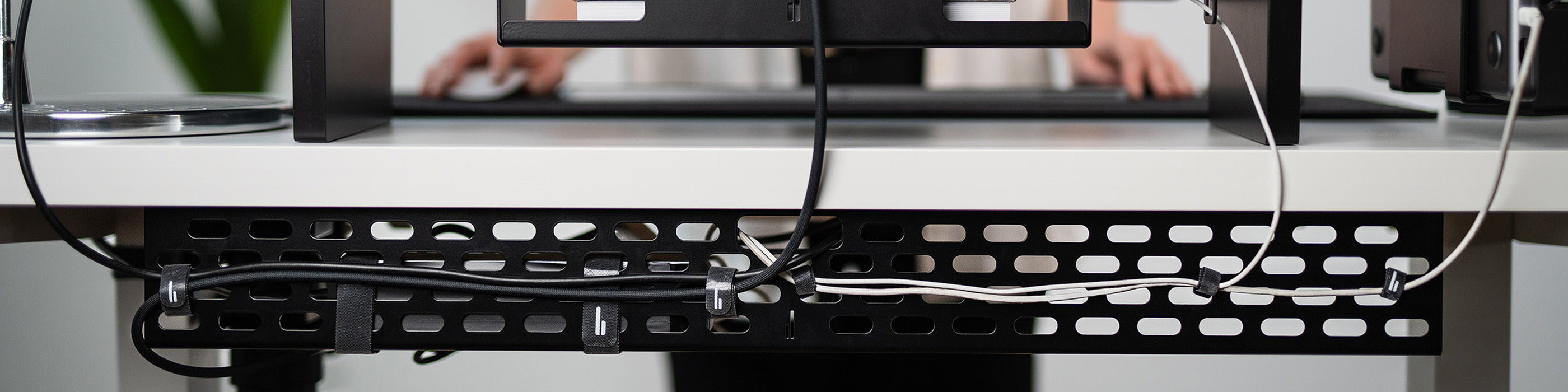 BALOLO, Kabelmanagement, Kabelführung, organisierte Kabel, Kabel Organisation, Setup Cockpit, Monitorerhöhung, Monitorständer, ergonomisches Arbeiten, erogonomischer Arbeitsplatz, aufgeräumter Arbeitsplatz, arbeiten mit zwei Bildschirmen, Home Office, modulare Monitorerhöhung, Bürozubehör, Schreibtischzubehör