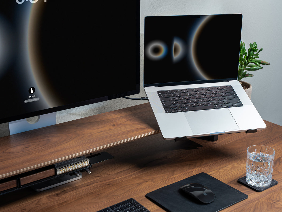 balolo, Laptop-Riser, platzsparende Laptop-Halterung, elegante Laptop-Erhöhung, Laptophalter für Setup Cockpit, Laptop riser, space-saving laptop holder, notebook riser, desk organization