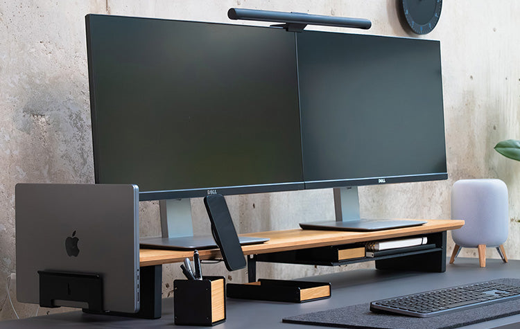 BALOLO, Setup Cockpit, Eiche, Eichenholz, Monitoerhöhung aus Holz, Stiftablage, Stiftbox, Schreibtischaufbewahrung, Stifthalter, Schreibtischzubehör, aufgeräumter Schreibtisch, organisierter Arbeitsplatz, Schreibtischorganisation, Home Office, Büro, Büroausttatung