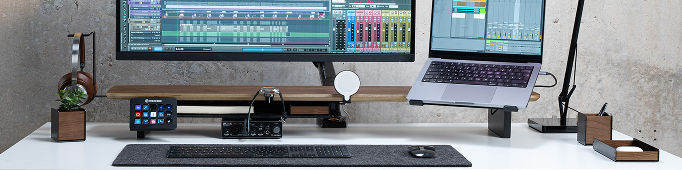 BALOLO, Setup Cockpit, Monitorständer, Monitorerhöhung, modulare Monitorerhöhung, Bürozubehör, Schreibtischzubehör, organisierter Schreibtisch, aufgeräumter Arbeitsplatz, Home Office, Büro, ergonomisches Arbeiten, Arbeiten mit zwei Bildschirmen, Amerikanischer Nussbaum, Nussbaum Holz, Monitorerhöhung aus Holz