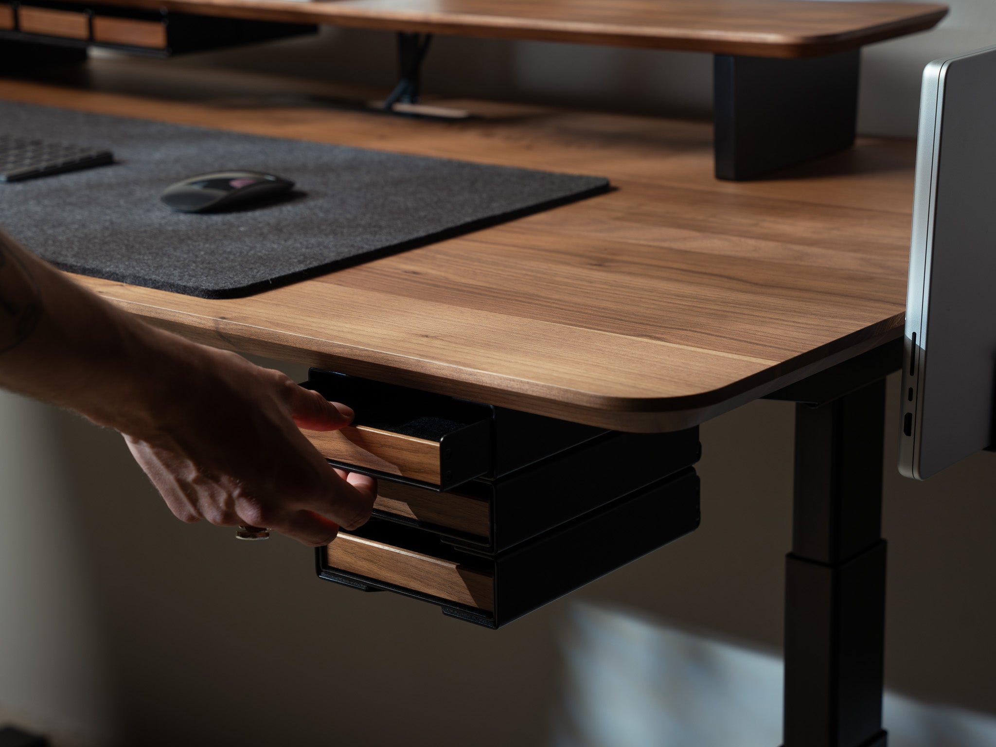 BALOLO, Desk Cockpit, Standing Desk, Stehschreibtisch, Schublade, Tray Set, Schublade für Schreibtisch, Drawer for Desk, Desk Drawer, Home Office, Work from Home, organized workspace, desk setup, @expand, #material_Amerikanischer Nussbaum