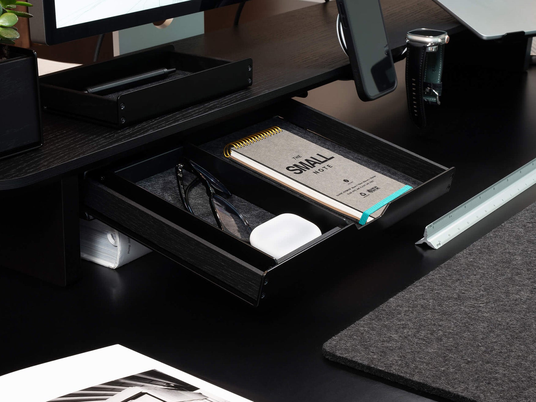 balolo, Stiftablage, Eichenholz, Stifthalter, Schreibtischzubehör, Stiftbehälter, Ordnung für Schreibutensilien, organisierter Schreibtisch, Catch All Tray, pen tray, pen holder, pen organizer, storage for pens, organization for desk utensils, organized desk, oak, all black @expand #material_All Black