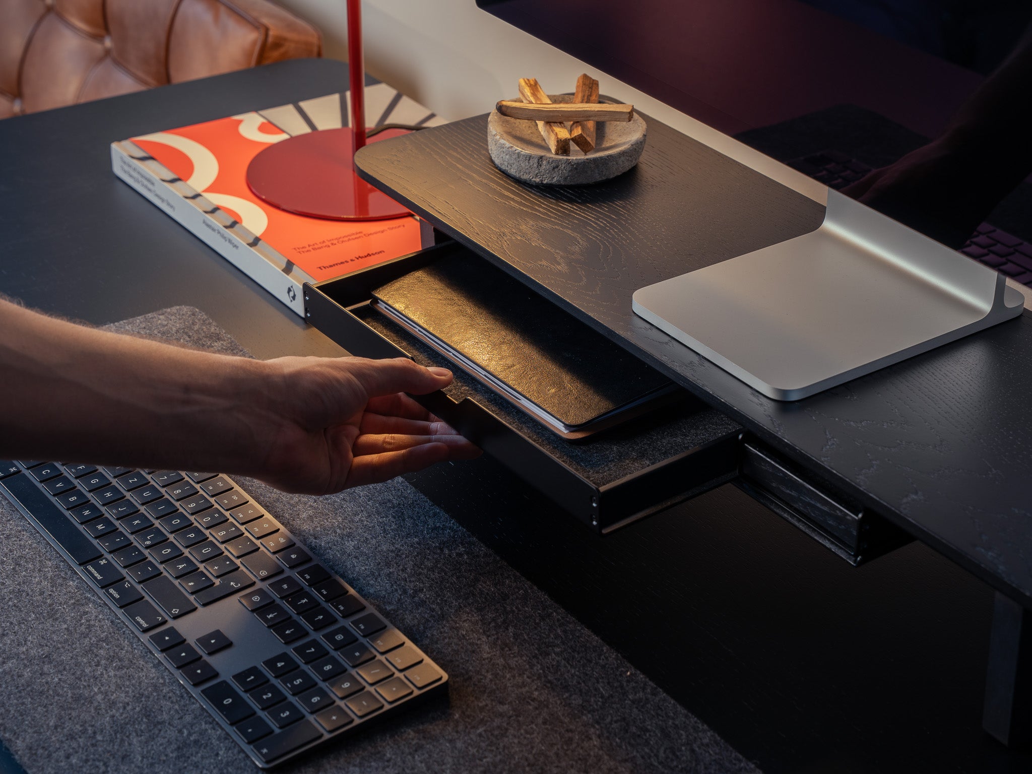 BALOLO Stiftablage Large montiert am Setup Cockpit Monitorständer mit einem großen Fach. @expand #material_All Black