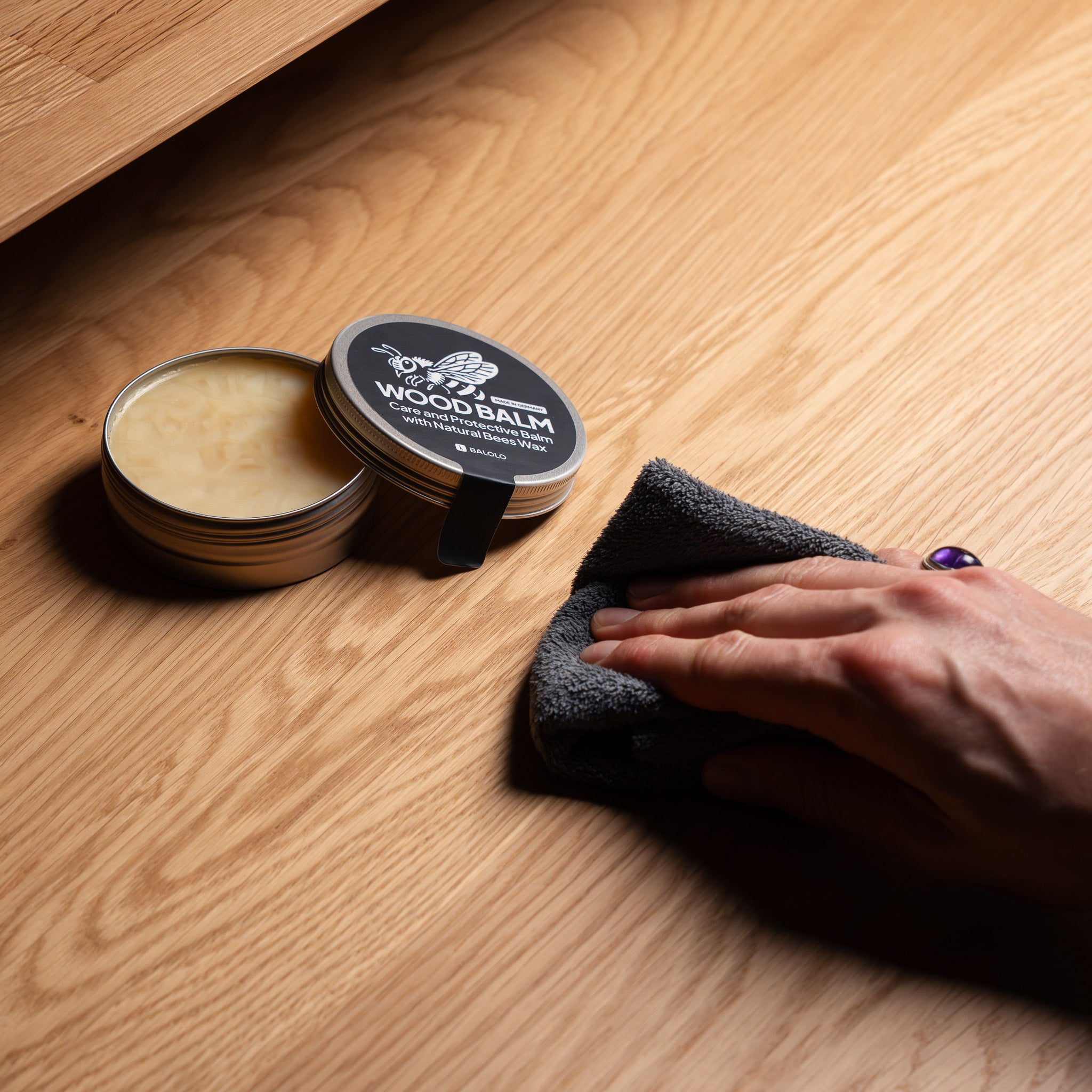 BALOLO Holzpflege wird auf Eichenholz aufgetragen mit weichem Tuch.