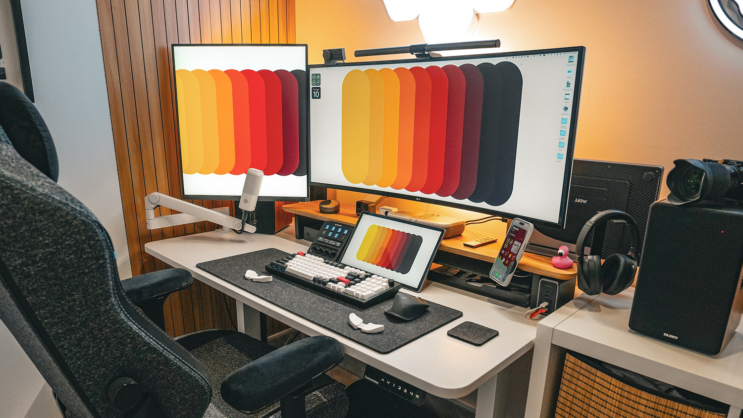 Creator Setup von Peter Pandev. Bestehend aus Setup Cockpit Monitorständer Eiche, mit MagSafe Halter, Kopfhörerhalter und Stiftablage.