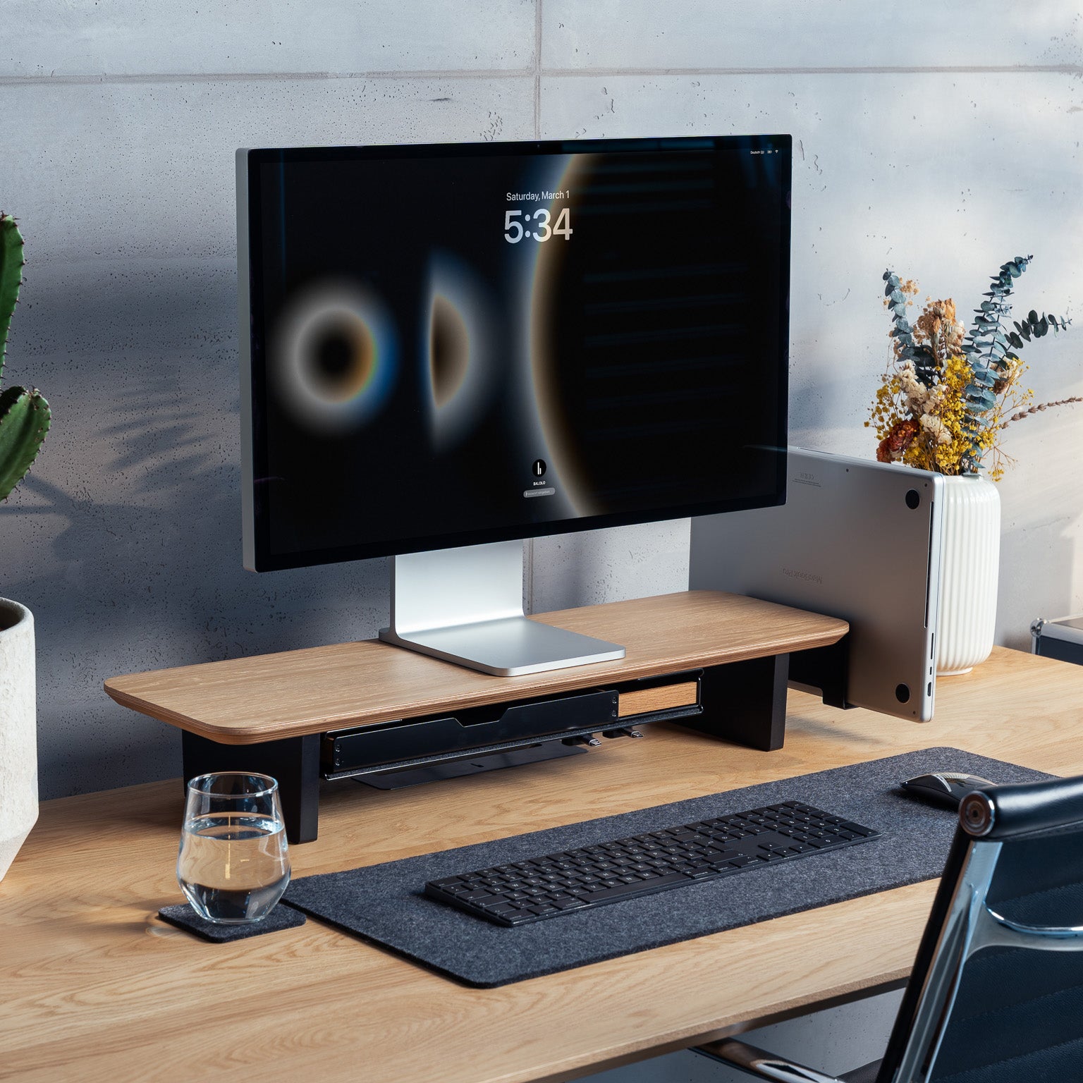 Setup Cockpit Medium aus Eiche auf einem Schreibtisch aus Eiche mit Anbauteilen: Laptop Dock, großes Fach und Stiftablage. Dargestellt in einem hellen, modernen Office Setup.