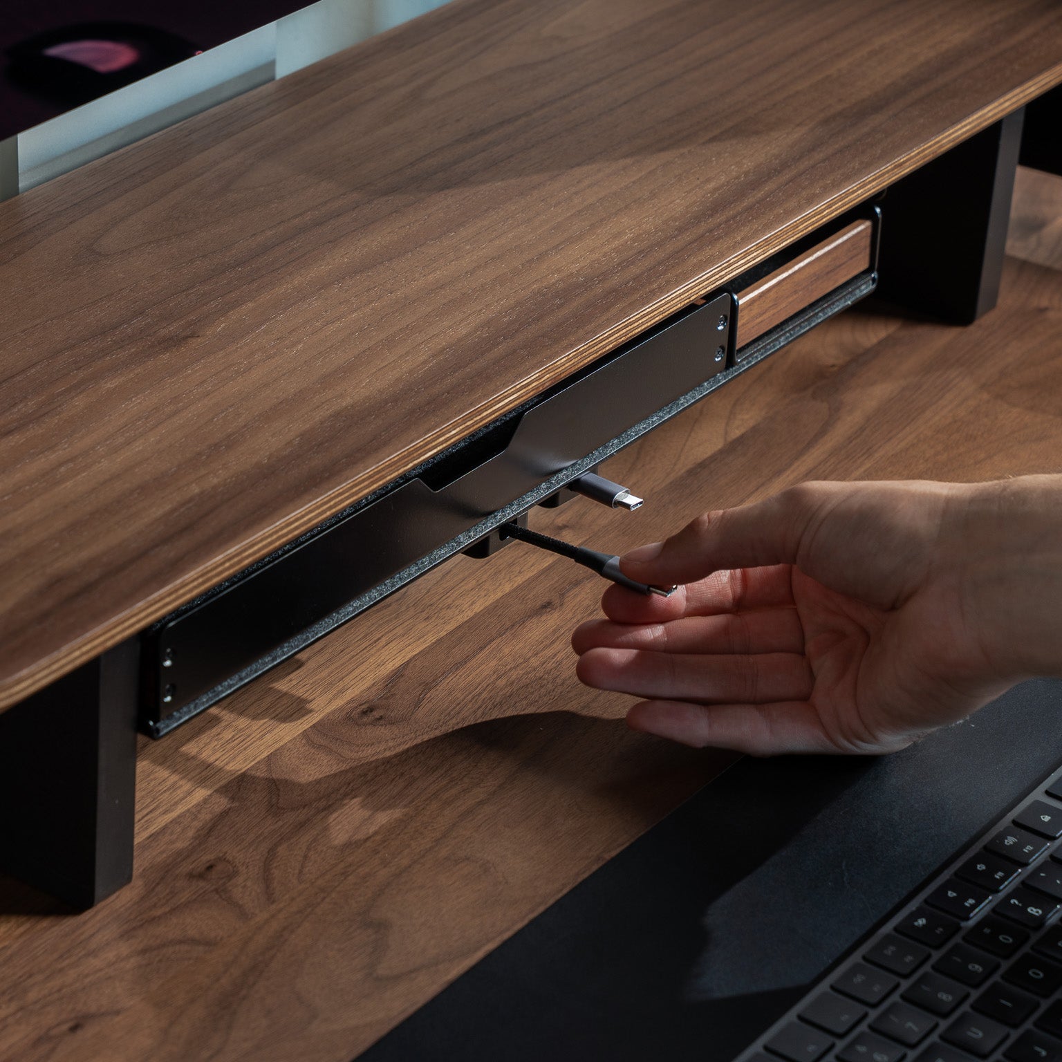 Detailansicht Kabelmagneteunter dem Setup Cockpit Desk Shelf aus Nussbaum.