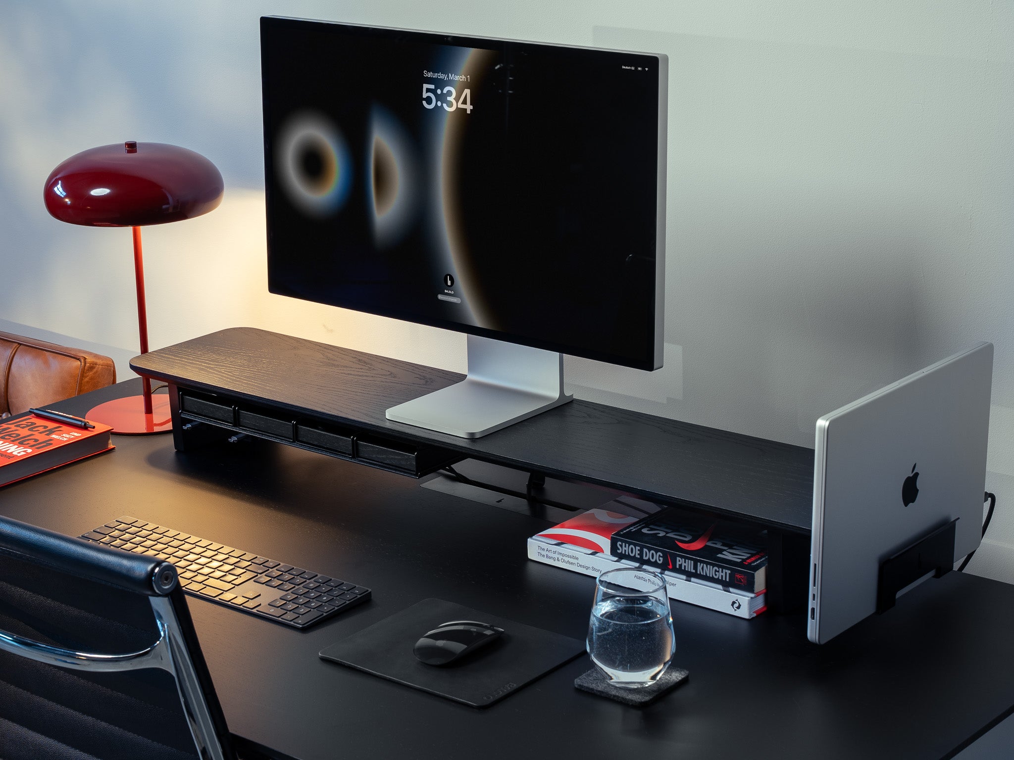 Setup Cockpit Monitorständer aus schwarz gefärbter Eiche mit Anbauteilen: Laptop Dock, Großes Fach, Stiftablagen, Kabelmagneten und Mauspad aus Leder. Abgebildet auf einem schwarzem Schreibtisch in modernem Home Office Setup. @expand