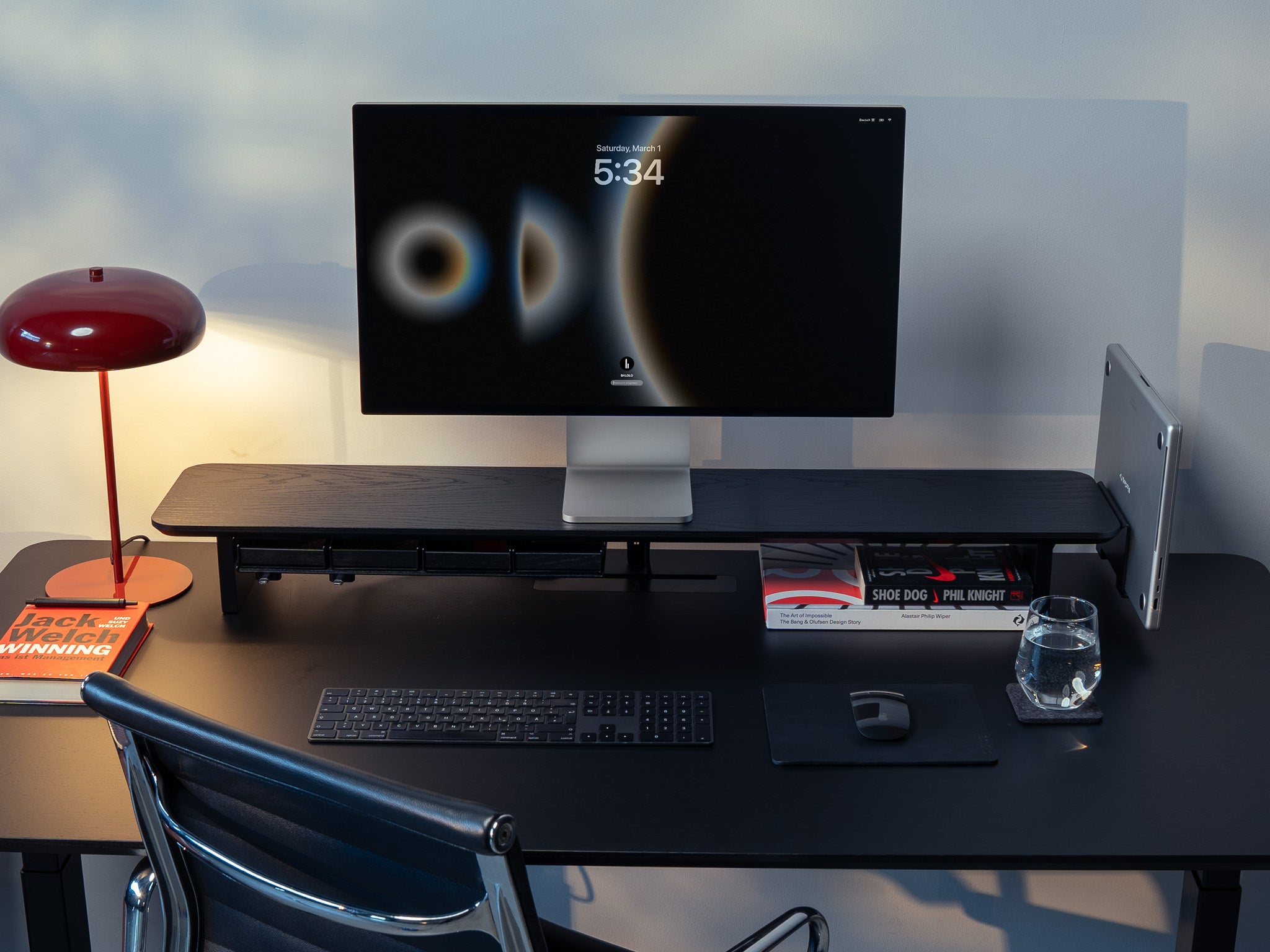 Setup Cockpit Monitorständer aus schwarz gefärbter Eiche mit Anbauteilen: Laptop Dock, Großes Fach, Stiftablagen, Kabelmagneten und Mauspad aus Leder. Abgebildet auf einem schwarzem Schreibtisch in modernem Home Office Setup.