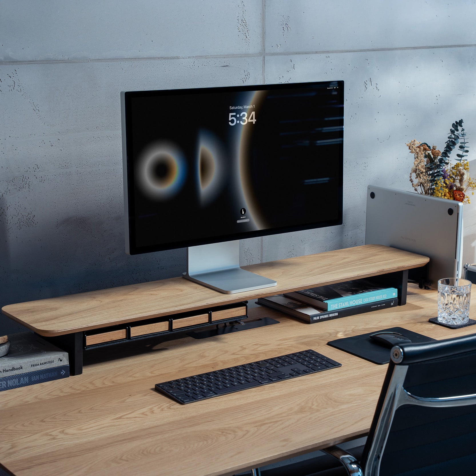 Setup Cockpit Monitorständer aus Eiche auf Schreibtisch uas Eiche, mit Büro Accessoires für organisiertes Arbeiten, dargestellt in einem modernen Office Setup.