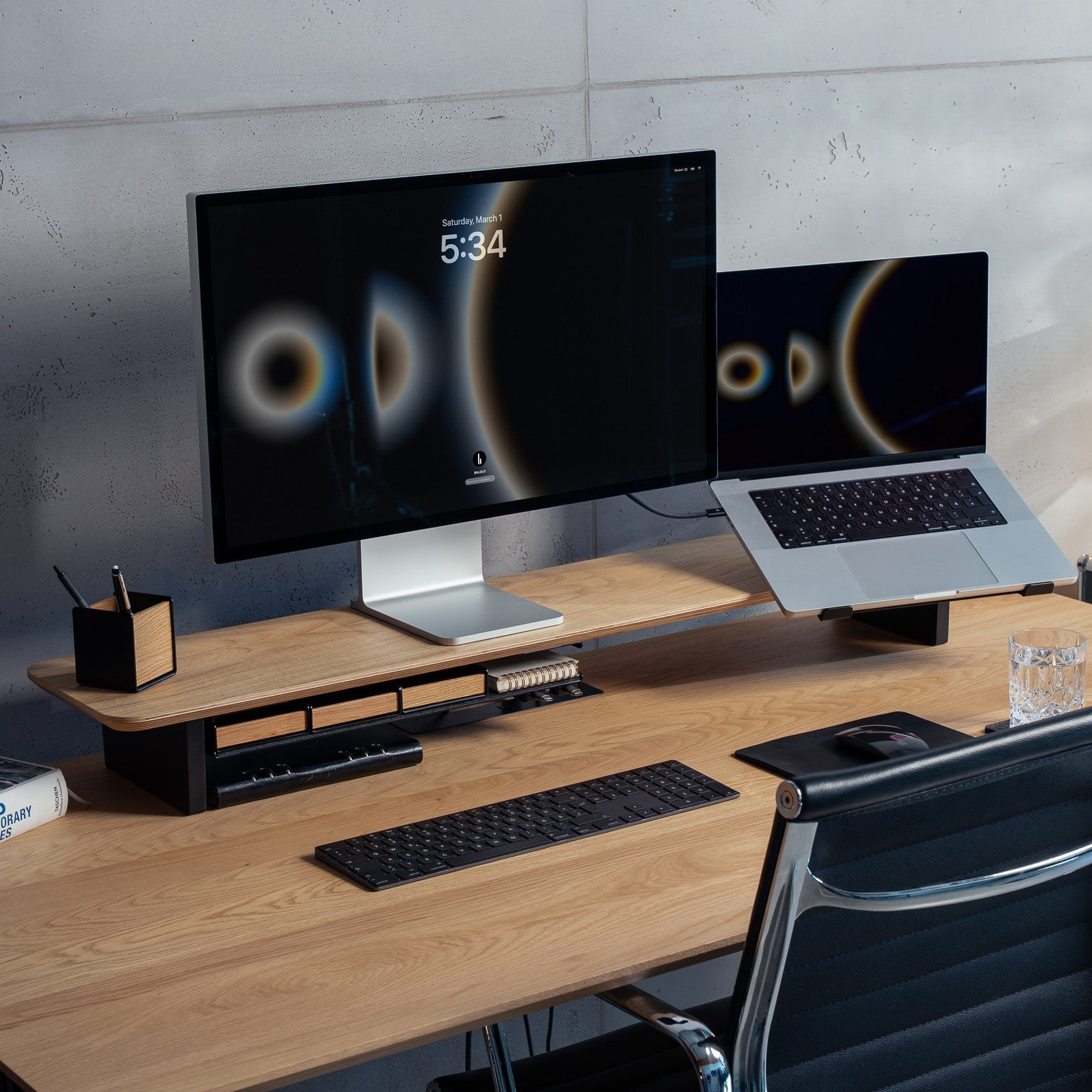 Setup Cockpit Monitorständer im Bundle mit Laptophalter, dargestellt auf einem Schreibtisch aus Eiche im modernen Office Setup.