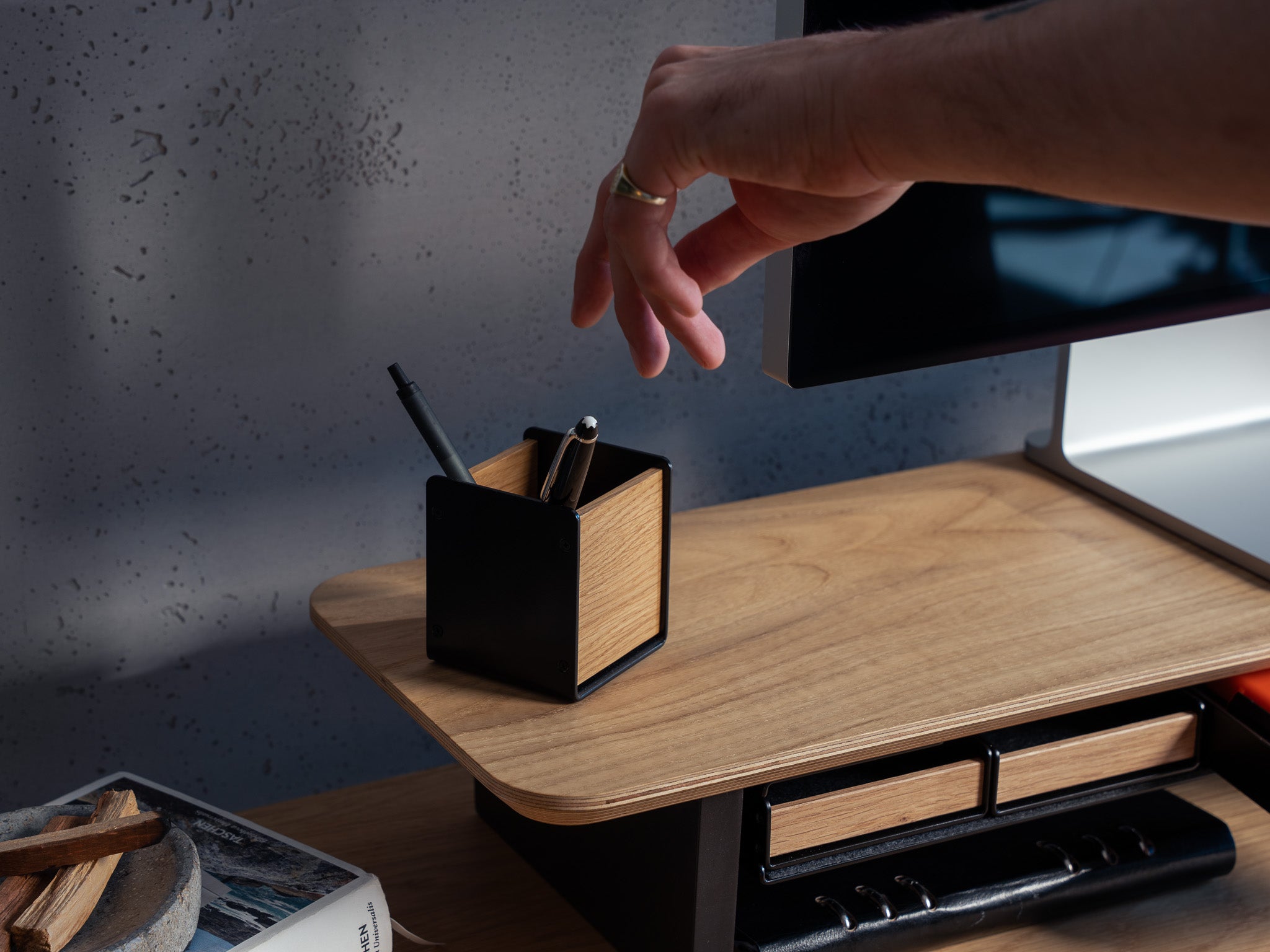 Detailansicht Stifthalter aus Eiche am Setup Cockpit Monitorständer aus Eiche. @expand