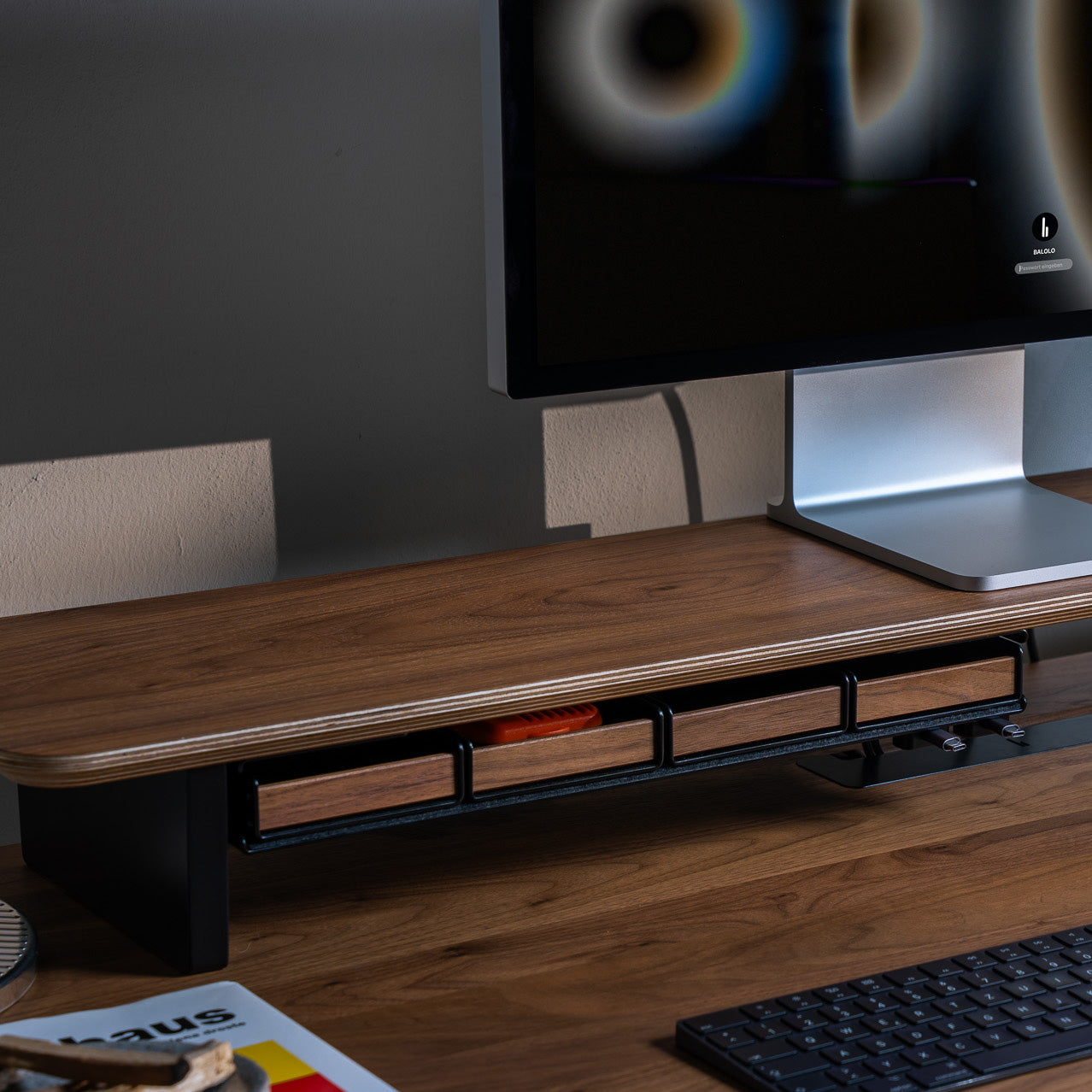 Detailansicht großes Fach unter dem Setup Cockpit Desk Shelf aus Nussbaum. Vier Stiftablagen im Fach im Fokus.