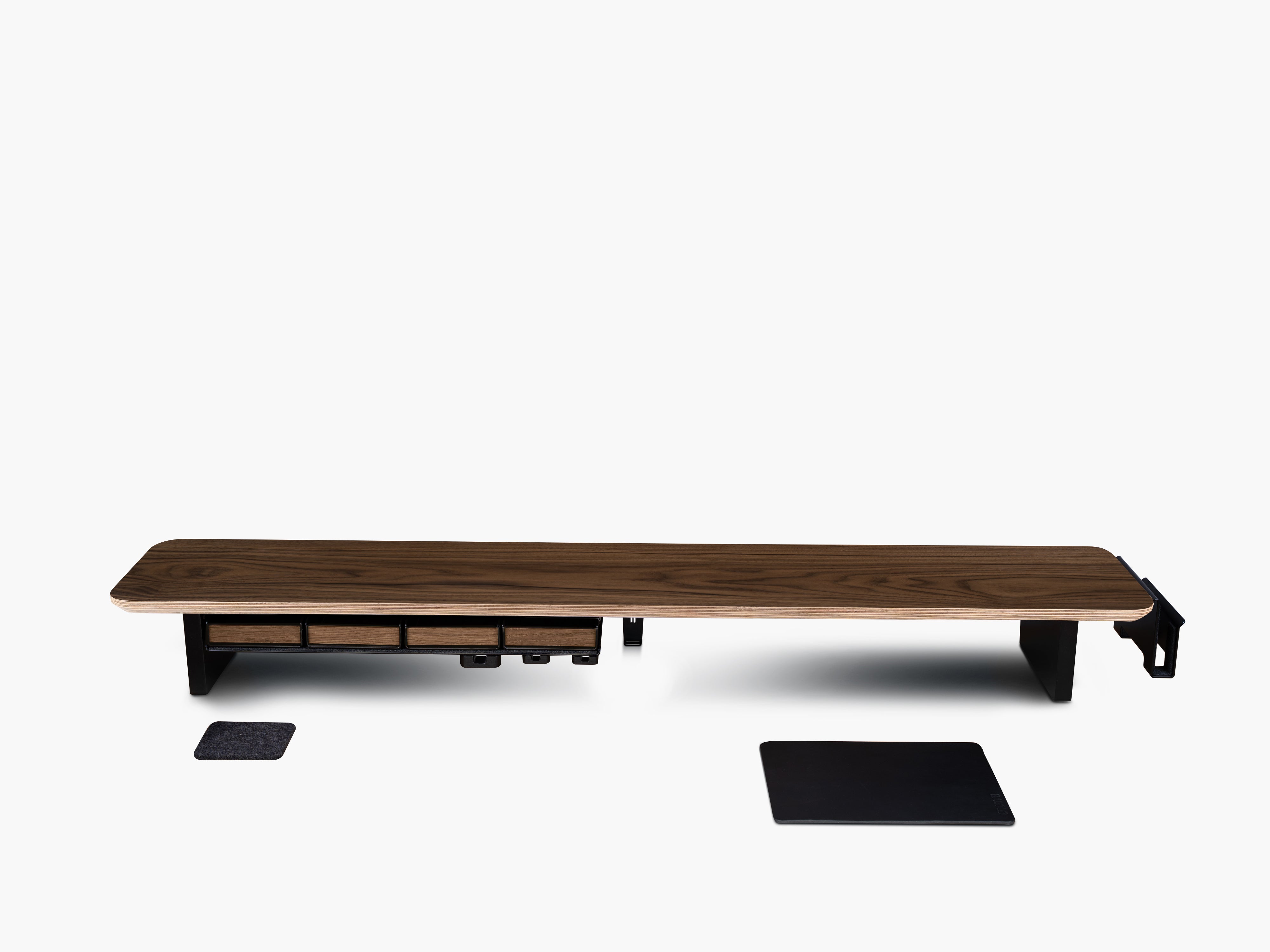 Setup Cockpit Monitorständer aus Nussbaum Holz mit integriertem Fach, Stiftablagen, Laptophalter und Mauspad.