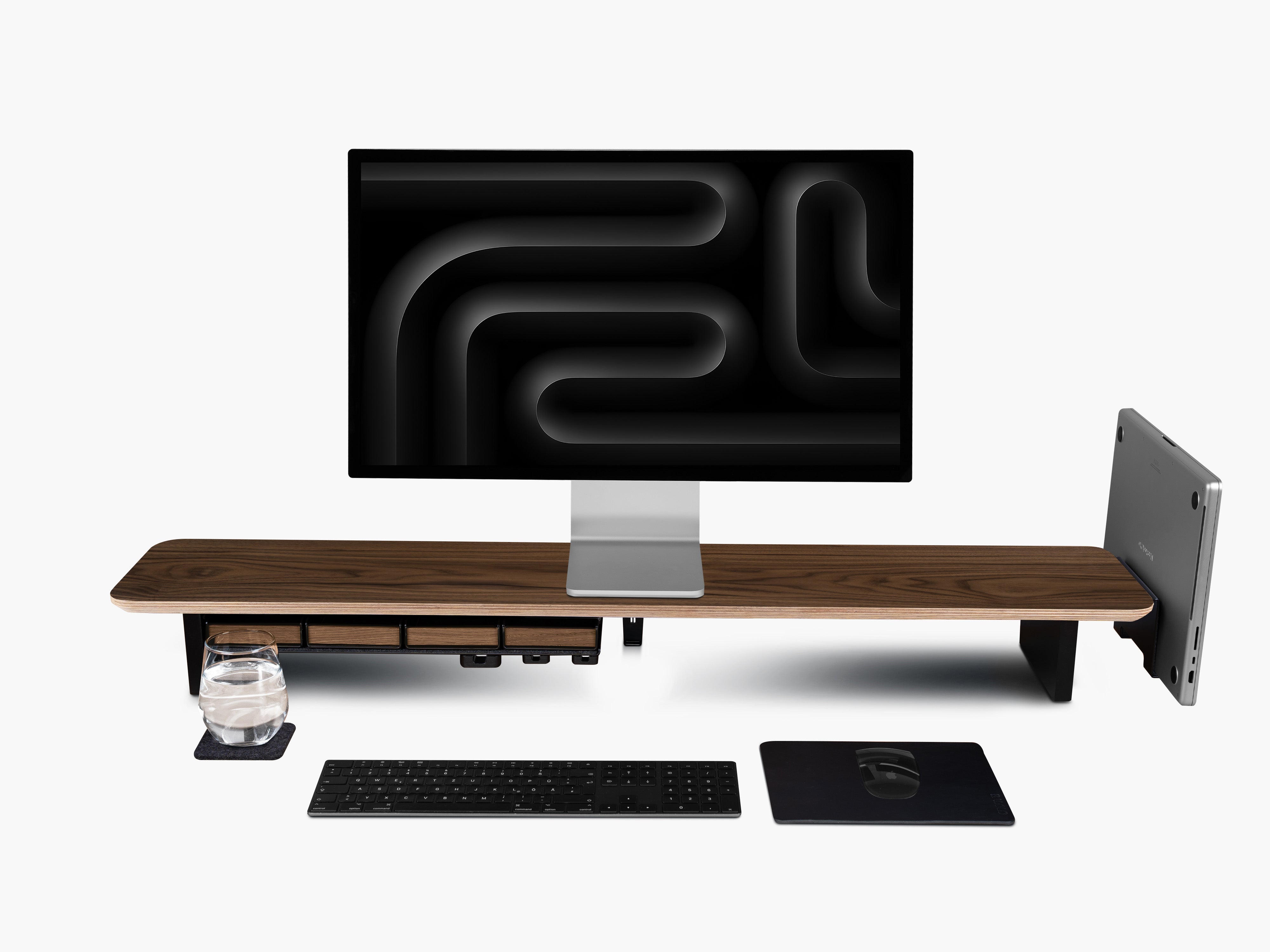 Setup Cockpit Monitorständer aus Nussbaum Holz mit integriertem Fach, Stiftablagen, Laptophalter und Mauspad. Dekoriert mit Apple Studio Display, Macbook, Tastatur und Maus.