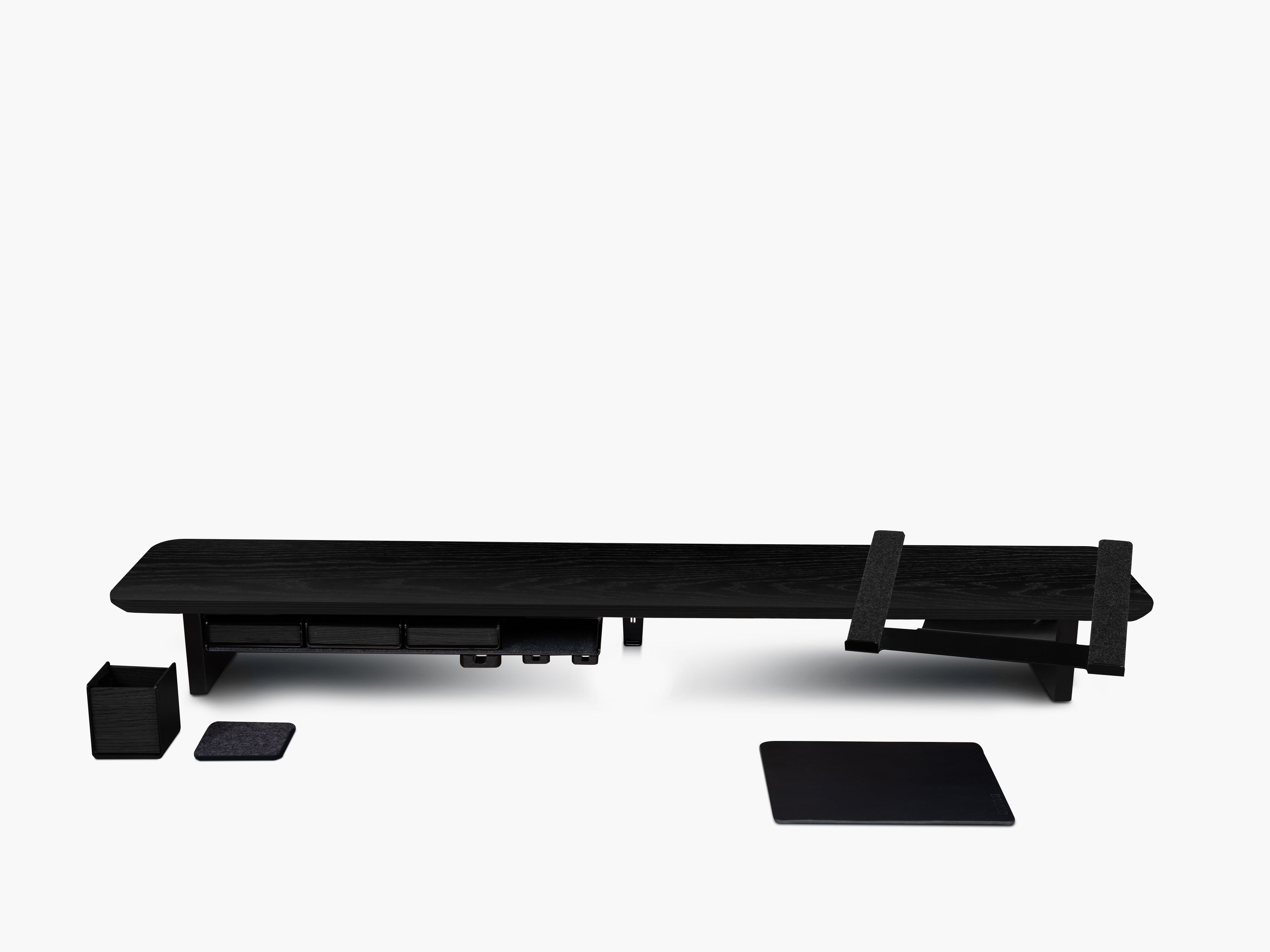 Setup Cockpit Monitorständer aus schwarz gefärbter Eiche mit Anbauteilen: Laptophalter, großes Fach mit Stiftablagen, Kabelmagneten, Mauspad Leder, Desk Coaster, Stifthalter.