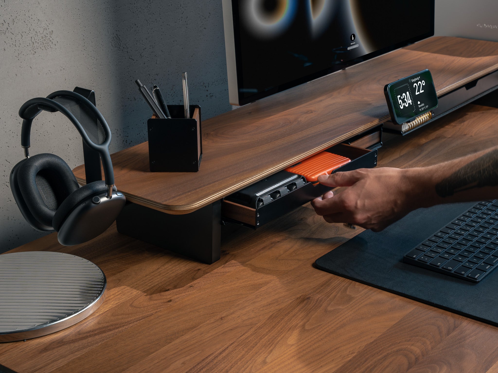 BALOLO Stiftablage Large, montiert am Setup Cockpit Monitorständer mit dem großem Fach. Workspace ergänzt durch Apple Studio Display, Kopfhörerhalter mit AirPods Max und iPhone. @expand #material_Amerikanischer Nussbaum