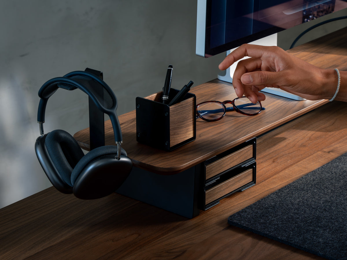 balolo, Setup Cockpit Large, Monitorerhöhung, Arbeiten mit zwei Monitoren, Walnussholz, Ergonomischer Arbeitsplatz, Produktiver Schreibtisch, Platzsparender Arbeitsbereich, organisierter Schreibtisch, Büro, Home Office, Work from home, office, desk shelf, organized desk, Space-saving workspace, walnut, desk organization, desktop riser, dual-desktop riser, @expand #material_Amerikanischer Nussbaum