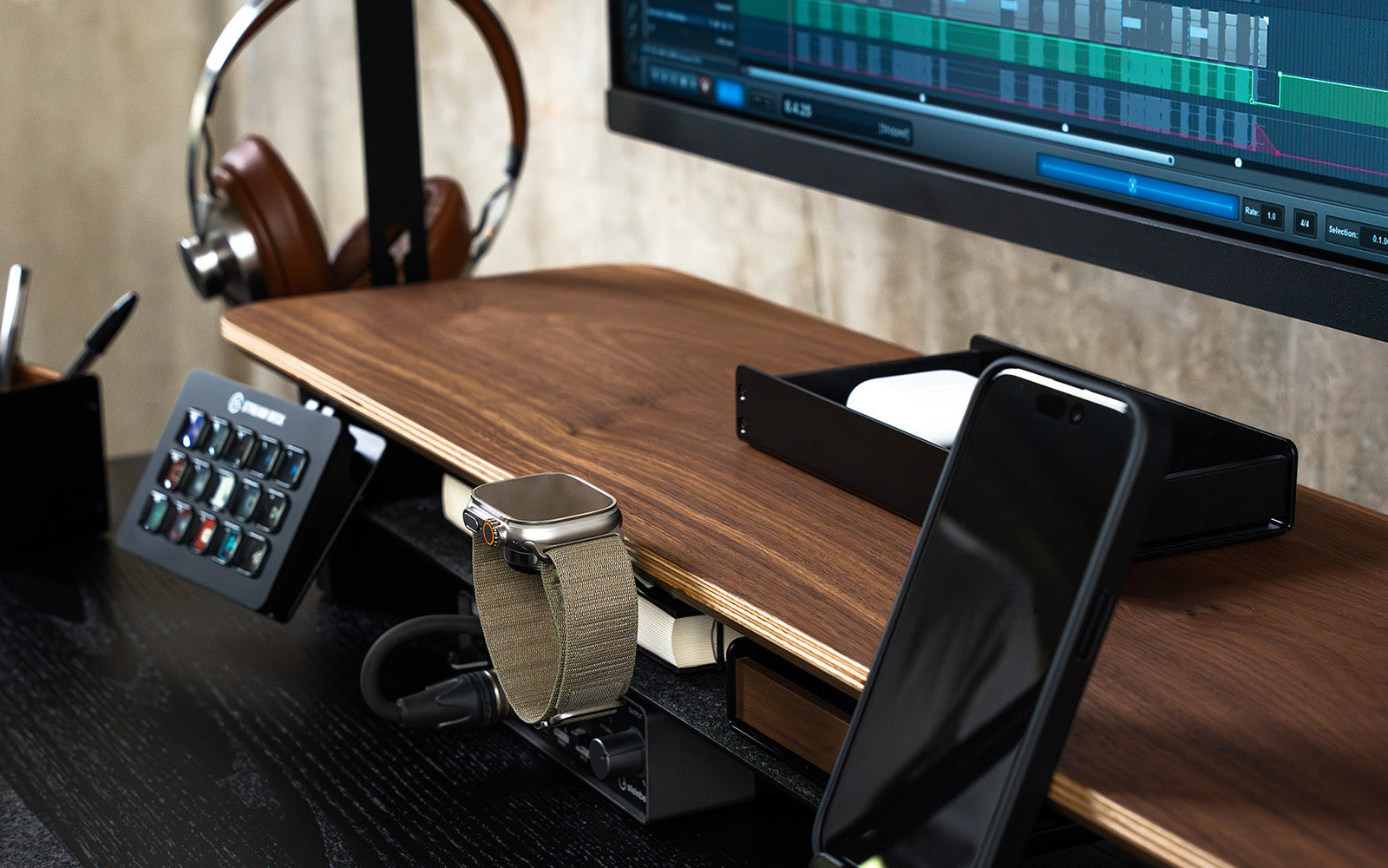 BALOLO, Setup Cockpit, Monitorständer, Monitorerhöhung, modulare Monitorerhöhung, Bürozubehör, Schreibtischzubehör, organisierter Schreibtisch, aufgeräumter Arbeitsplatz, Home Office, Büro, ergonomisches Arbeiten, Arbeiten mit zwei Bildschirmen