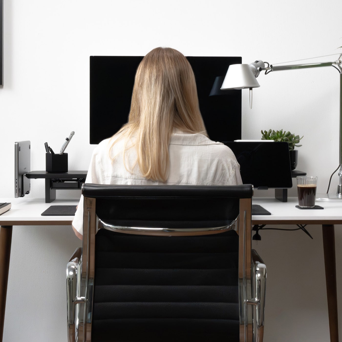 BALOLO, Über uns, Über BALOLO, Monitorerhöhung, Monitorsänder, modulare Monitorerhöhung, Schreibtischzubehör, Schreibtischorganisation, Bürozubehör, organisierter Arbeitsplatz, aufgeräumter Arbeitsplatz, arbeiten mit zwei Bildschirmen, ergonomisches Arbeiten