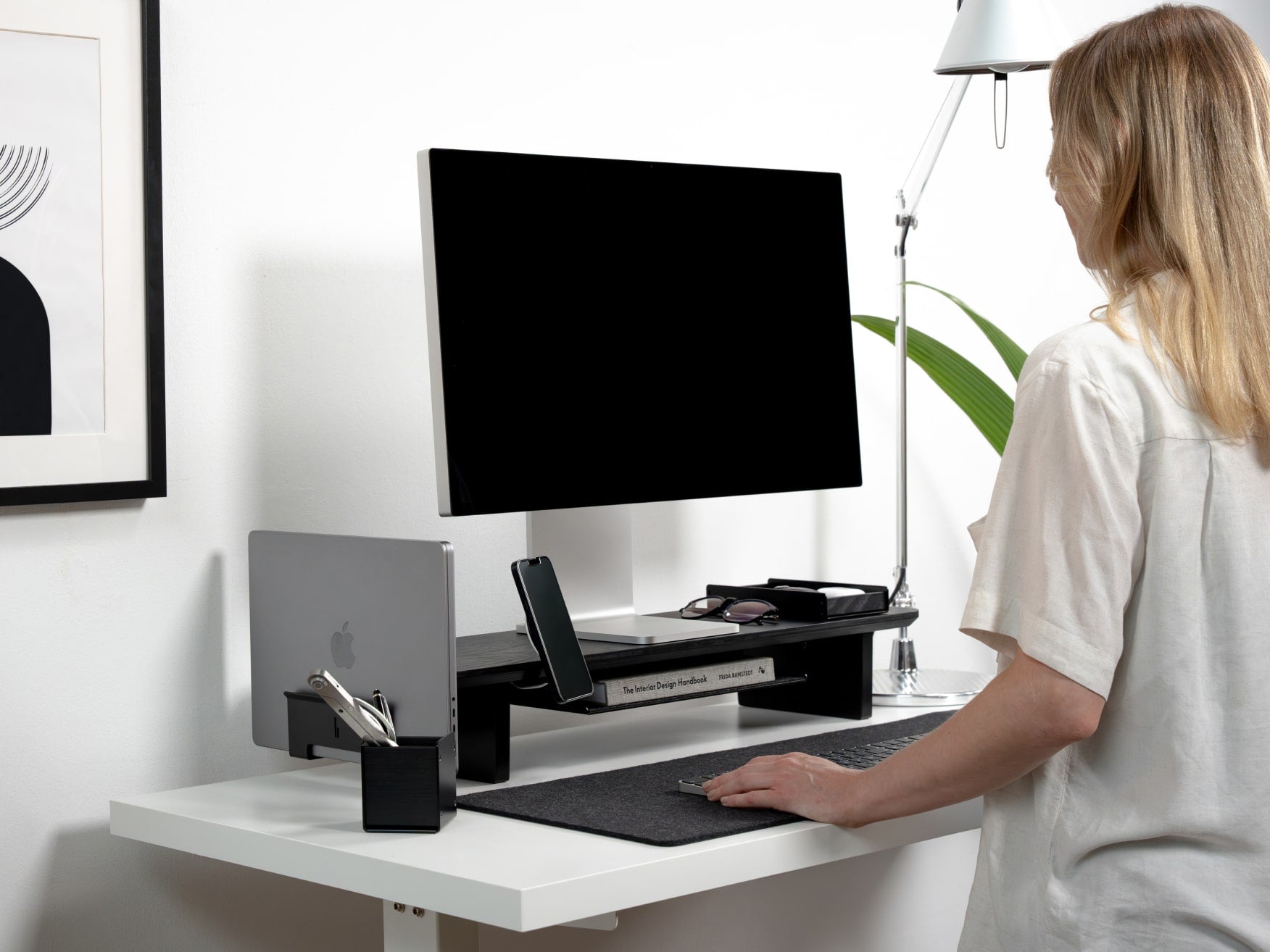 balolo, Setup Cockpit Monitorerhöhung Medium, Eichenholz, Monitorständer für Arbeitsplatz, Ergonomische Monitorerhöhung, Büro. Home Office, organisierter Arbeitsplatz, organisierter Schreibtisch, Setup Cockpit monitor riser medium, Workspace monitor stand, Ergonomic desktop elevation, desk shelf, desk organization, organized desk, office, work-from-home, oak, #material_all black
