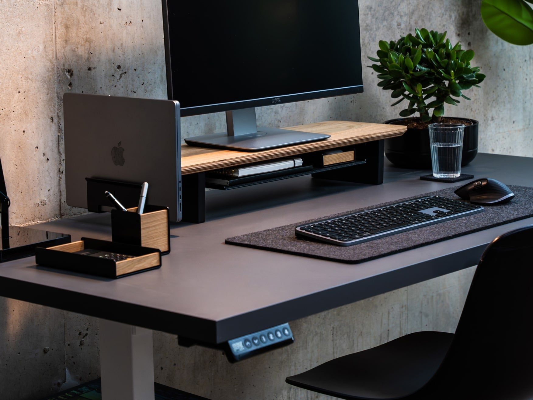 balolo, Setup Cockpit Monitorerhöhung Medium, Eichenholz, Monitorständer für Arbeitsplatz, Ergonomische Monitorerhöhung, Büro. Home Office, organisierter Arbeitsplatz, organisierter Schreibtisch, Setup Cockpit monitor riser medium, Workspace monitor stand, Ergonomic desktop elevation, desk shelf, desk organization, organized desk, office, work-from-home, #material_Eiche
