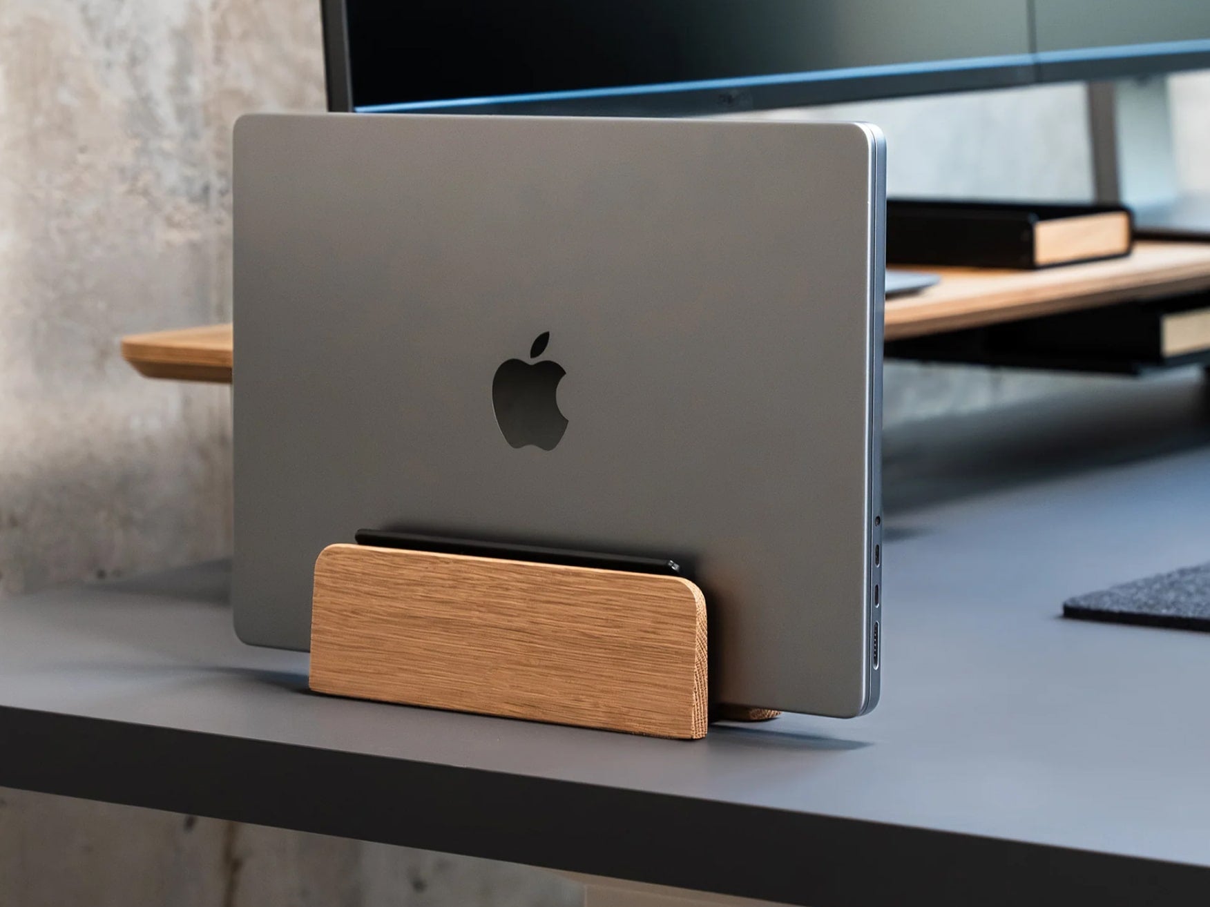 balolo, Laptop Dock, Eichenholz, Elegante Aufbewahrung für Laptops, Vielseitige Laptop-Dockingstation, Dockingstation für Laptops, Laptop-Halterung, Laptop docking station, high-quality laptop holder, dock for notebooks, organized desk, oak, #material_Eiche