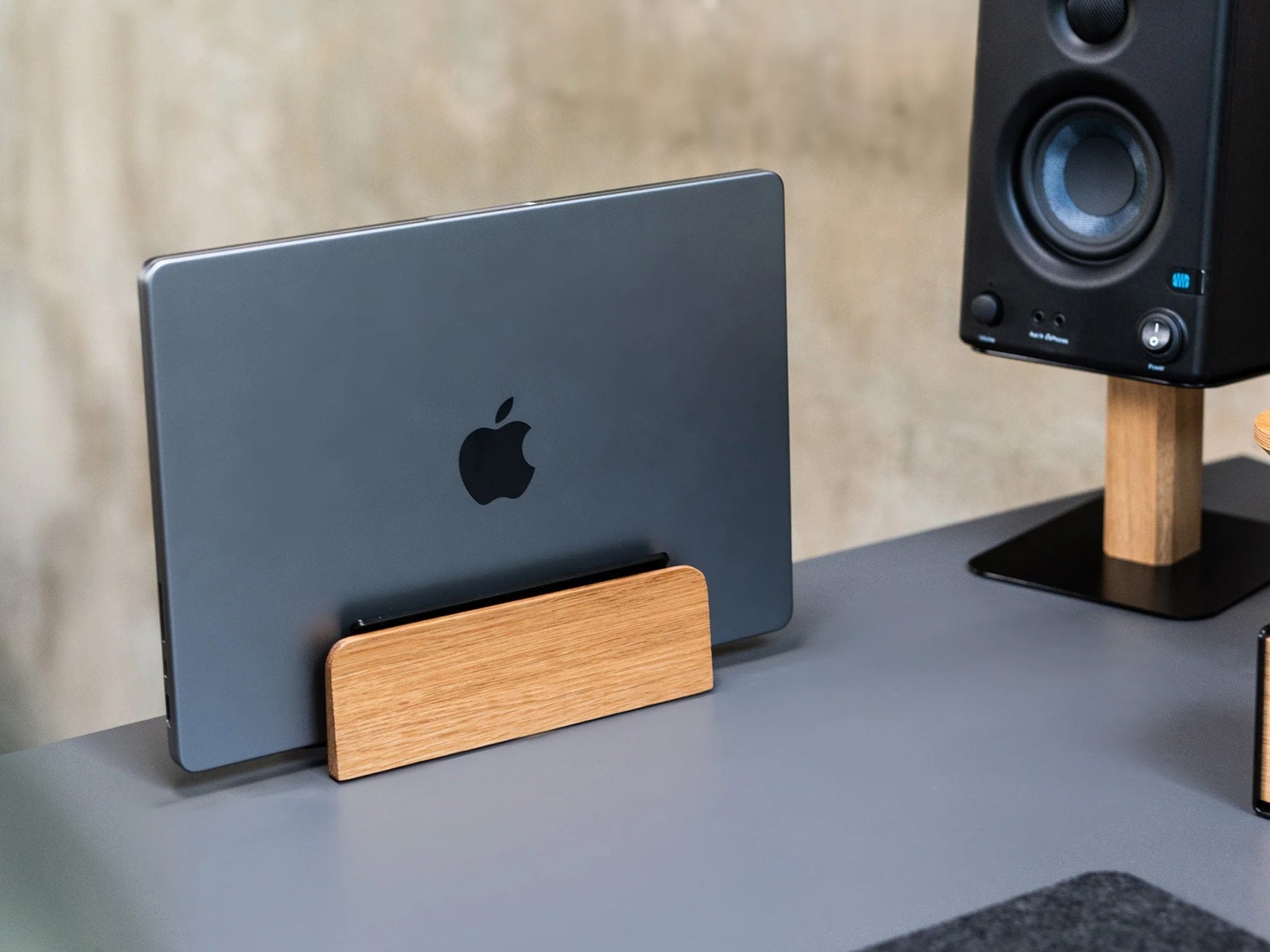 balolo, Laptop Dock, Eichenholz, Elegante Aufbewahrung für Laptops, Vielseitige Laptop-Dockingstation, Dockingstation für Laptops, Laptop-Halterung, Laptop docking station, high-quality laptop holder, dock for notebooks, organized desk, oak, @expand #material_Eiche