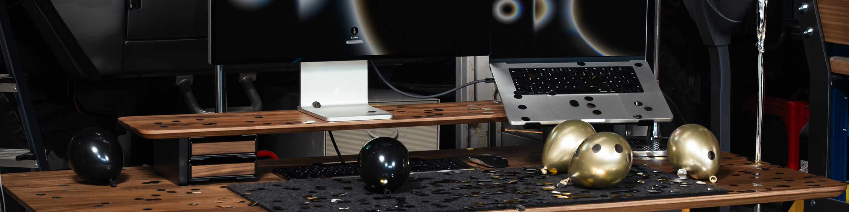 BALOLO Setup Cockpit Monitorständer in industriellen Setting dekoriert mit Ballons und Konfetti.