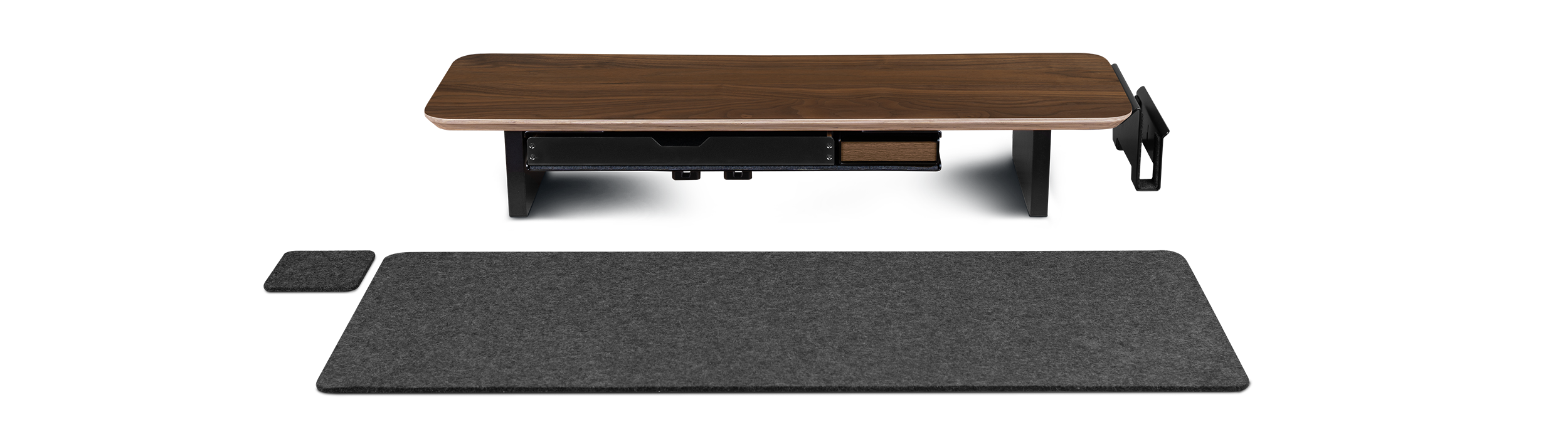 Setup Cockpit Monitorständer Medium mit Anbauteilen: Laptop Dock, großes Fach, Stiftablagen und Desk Pad.