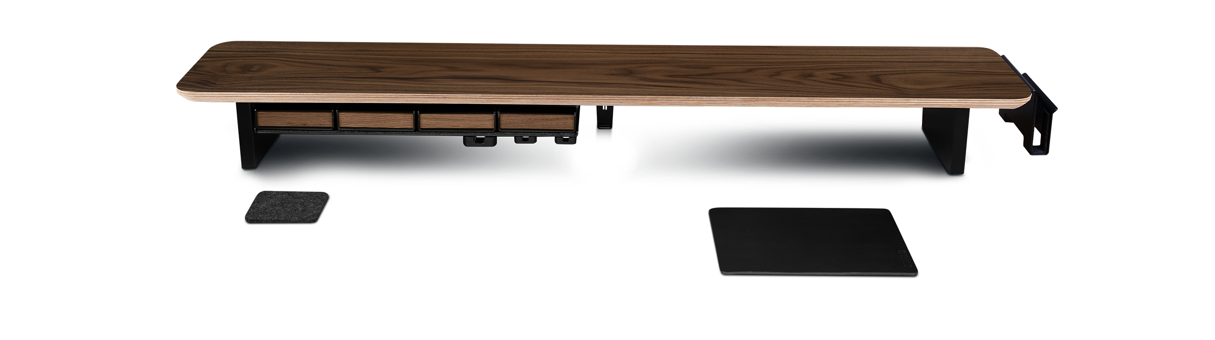 Setup Cockpit Monitorständer aus Nussbaum, mit integrierten Anbauteilen: Stiftablage, Fach, Laptop Dock und Maus Pad.