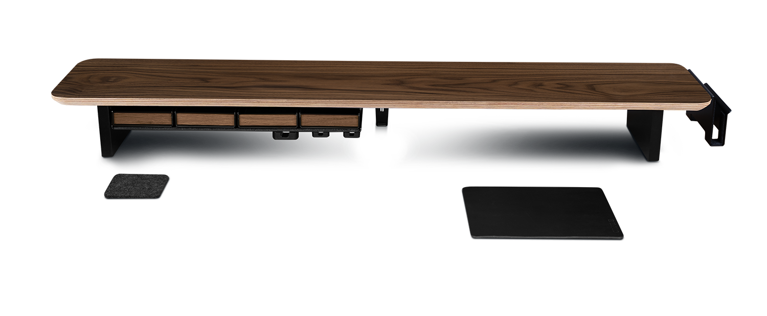 Setup Cockpit Monitorständer aus Nussbaum, mit integrierten Anbauteilen: Stiftablage, Fach, Laptop Dock und Maus Pad.