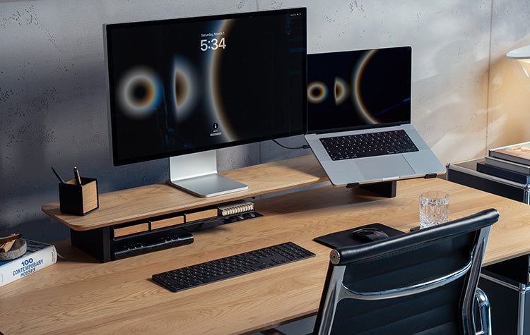 Setup Cockpit Monitorständer auf Schreibtisch aus Eiche in modernem Office Setting.