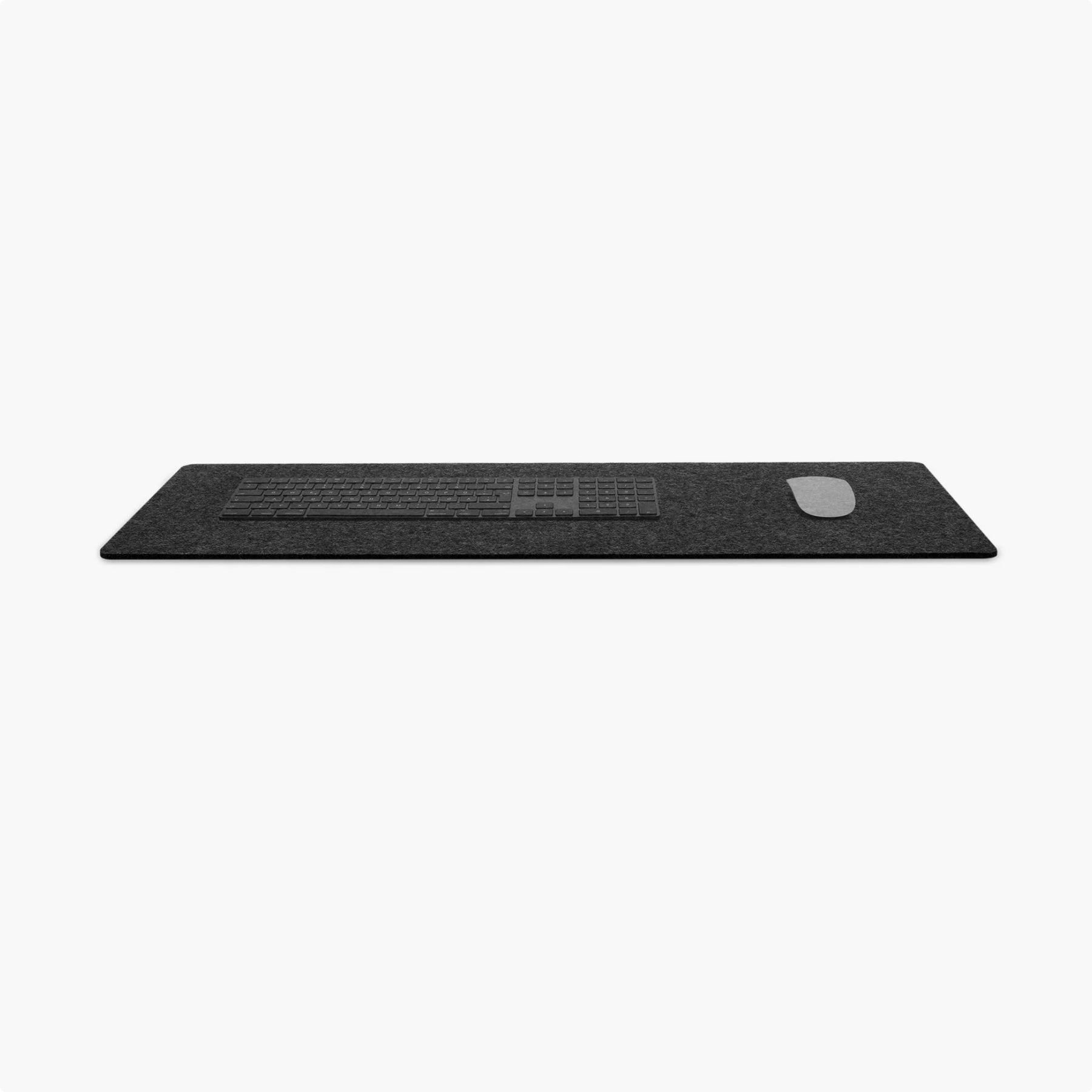 BALOLO, Desk Pad, Kollektion, Monitorerhöhung, Monitorständer, Monitor Ständer, ergonomisches Arbeiten, Arbeiten mit zwei Monitoren, Schreibtischunterlage, Filzunterlage, Lederunterlage, Wollfilz, Leder, Schreibtischmatte