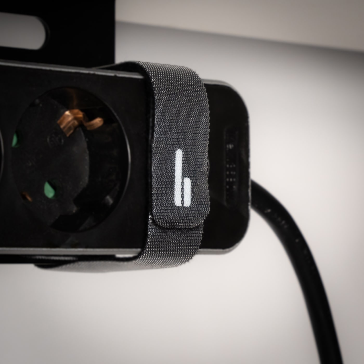BALOLO, Kabelführung, Kabelmanagement, Kabel Organisation, organisierte Kabel, aufgeräumter Arbeitsplatz,Home Office, Schreibtischzubehör, Schreibtischorganisation, ergonomisches Arbeiten