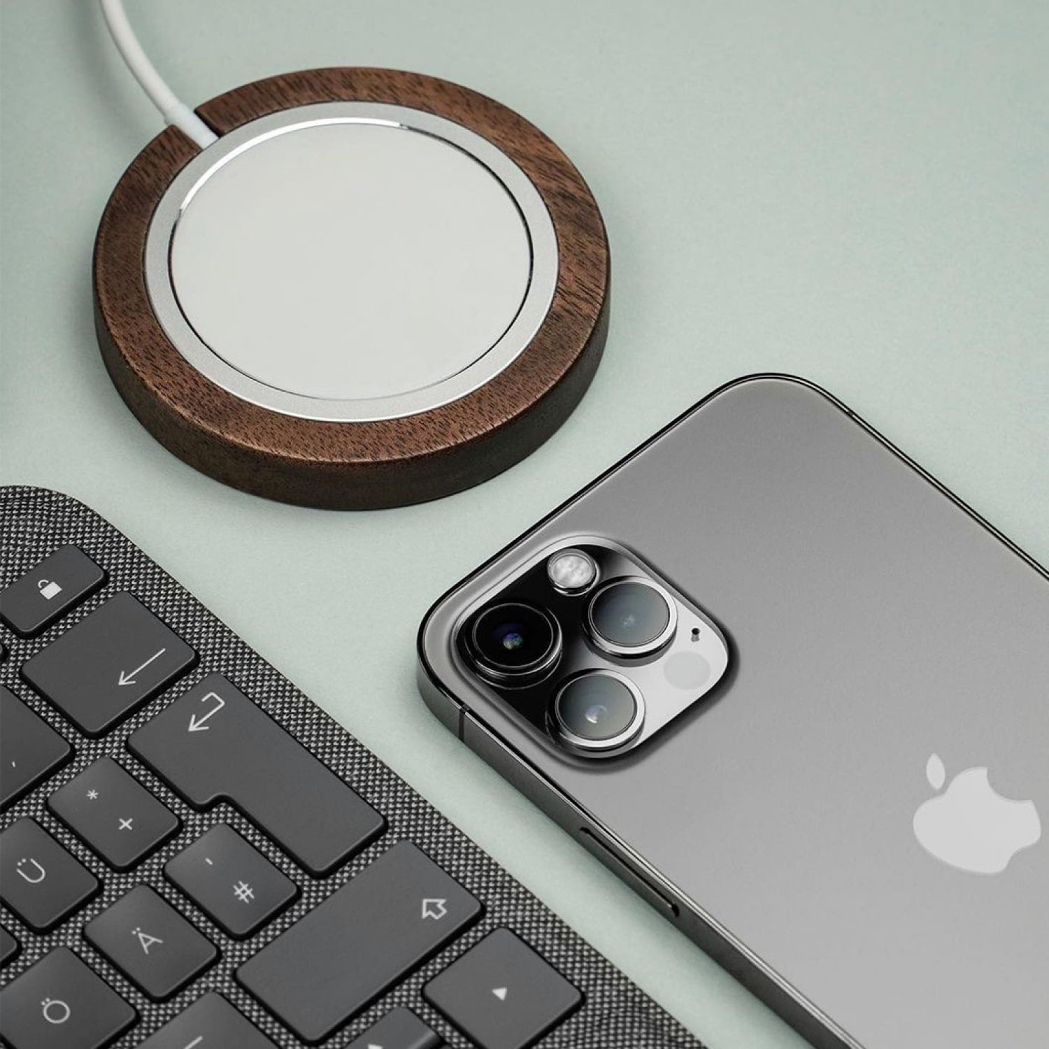 BALOLO, Mag Puck, MagSafe Charger, MagSafe Halter, MagSafe Halterung, MagSafe Ständer, MagSafe Ladestation, MagSafe Docking Station, iPhone Ladestation, iPhone Docking Station, Handy Ladestation, aufgeräumter Arbeitsplatz, organisierter Arbeitsplatz, home office, Schreibtischzubehör
