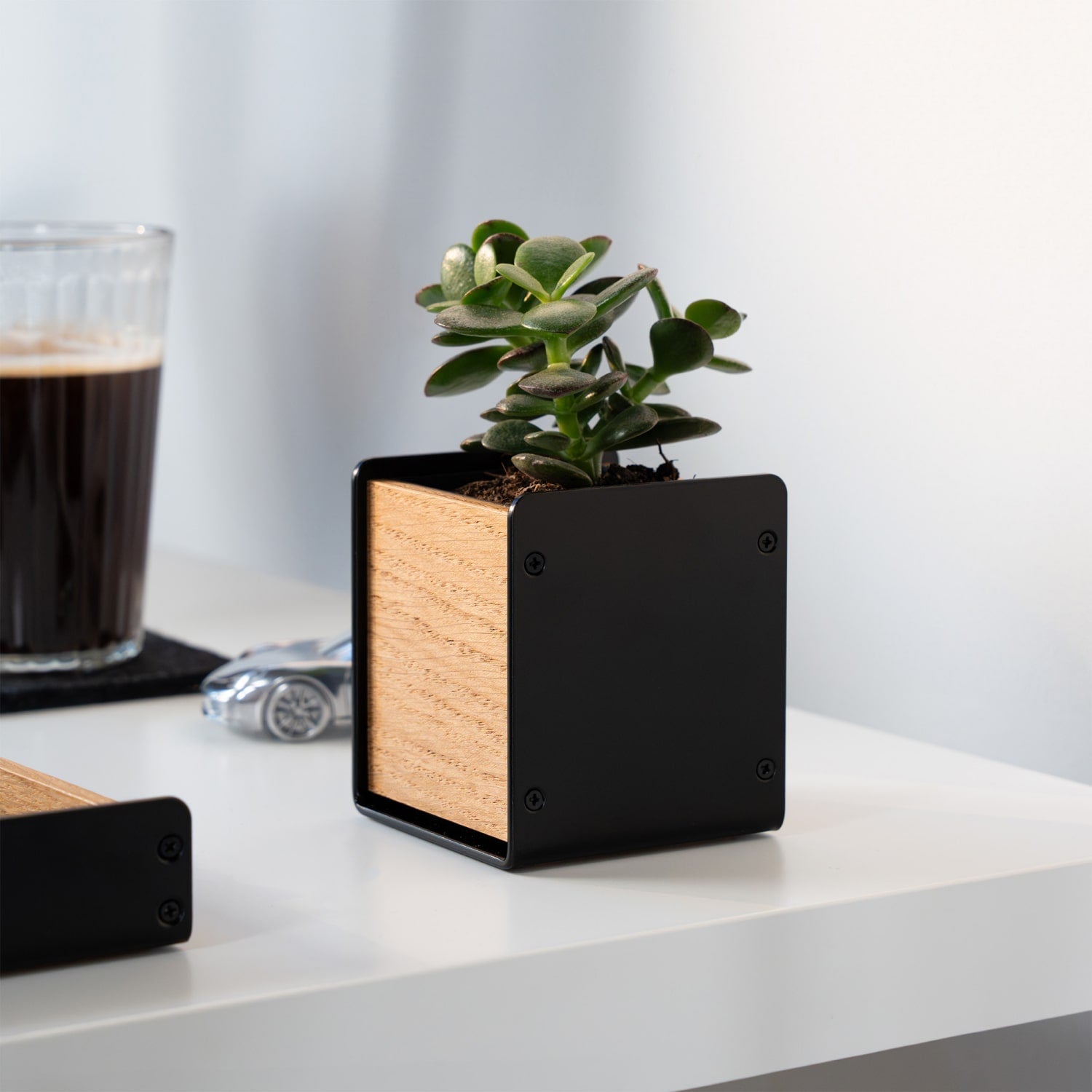 BALOLO, Planter, Plfanztopf, Übertopf, Büropflanzen, Pflanzentopf, aufgeräumter Schreibtisch, Schreibtischzubehör, organisierter Arbeitsplatz, Home Office, Büro, Montiorständer, Monitorerhöhung, modularer Arbeitsplatz, ergonomisches Arbeiten