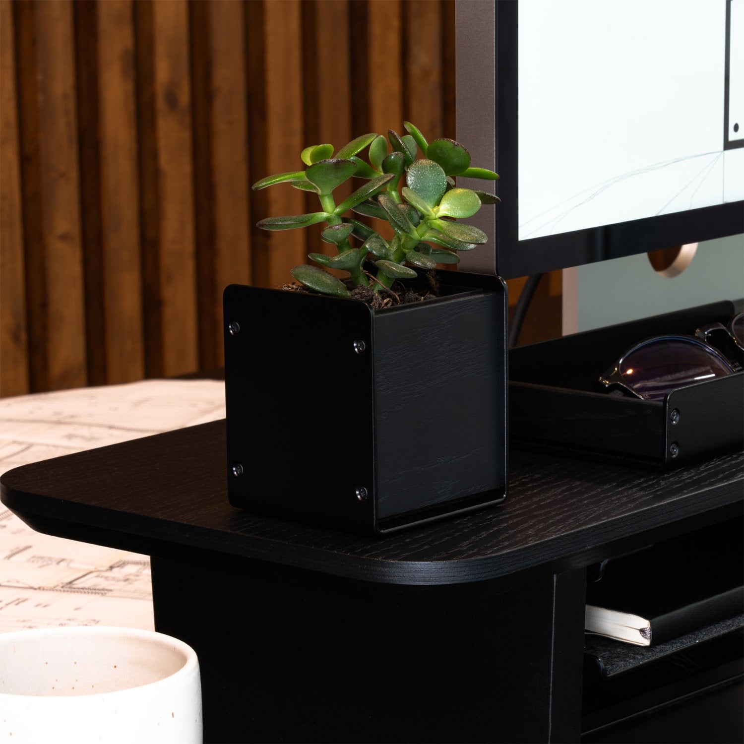 BALOLO, Planter, Plfanztopf, Übertopf, Büropflanzen, Pflanzentopf, aufgeräumter Schreibtisch, Schreibtischzubehör, organisierter Arbeitsplatz, Home Office, Büro, Montiorständer, Monitorerhöhung, modularer Arbeitsplatz, ergonomisches Arbeiten