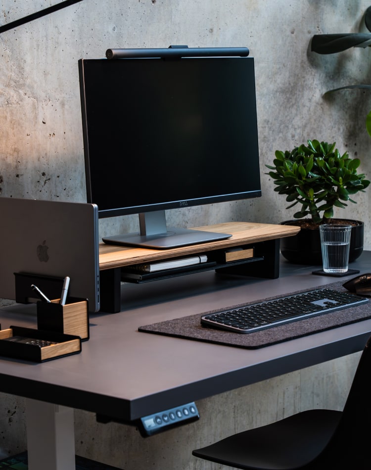 BALOLO, Setup Cockpit, Monitorständer, Monitorerhöhung, modulare Monitorerhöhung, Bürozubehör, Schreibtischzubehör, organisierter Schreibtisch, aufgeräumter Arbeitsplatz, Home Office, Büro, ergonomisches Arbeiten, Arbeiten mit zwei Bildschirmen