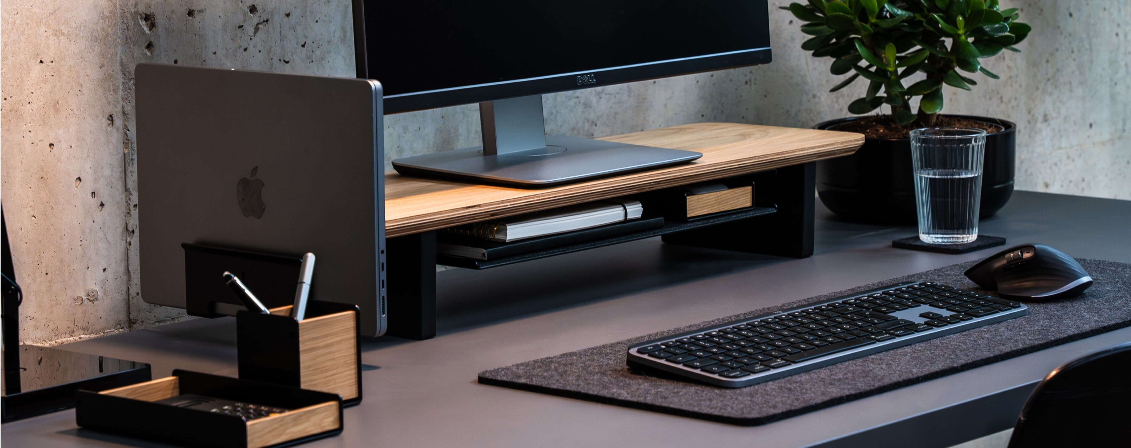 BALOLO, Setup Cockpit, Monitorständer, Monitorerhöhung, modulare Monitorerhöhung, Bürozubehör, Schreibtischzubehör, organisierter Schreibtisch, aufgeräumter Arbeitsplatz, Home Office, Büro, ergonomisches Arbeiten, Arbeiten mit zwei Bildschirmen