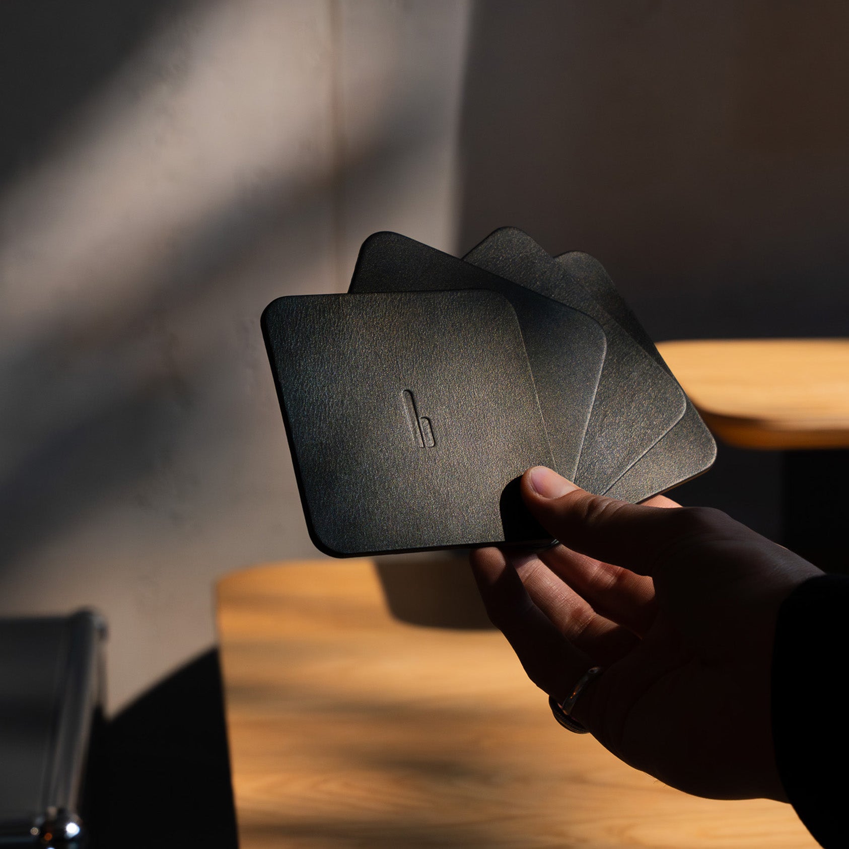 Kleines Detail, großes Upgrade: der Desk Coaster aus Leder