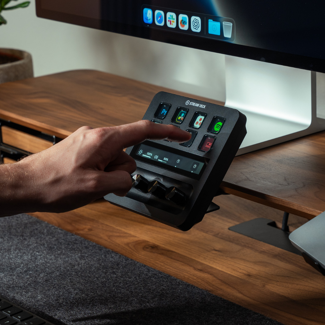Mehr Platz. Mehr Möglichkeiten. Der neue Stream Deck Plus Halter ist da!