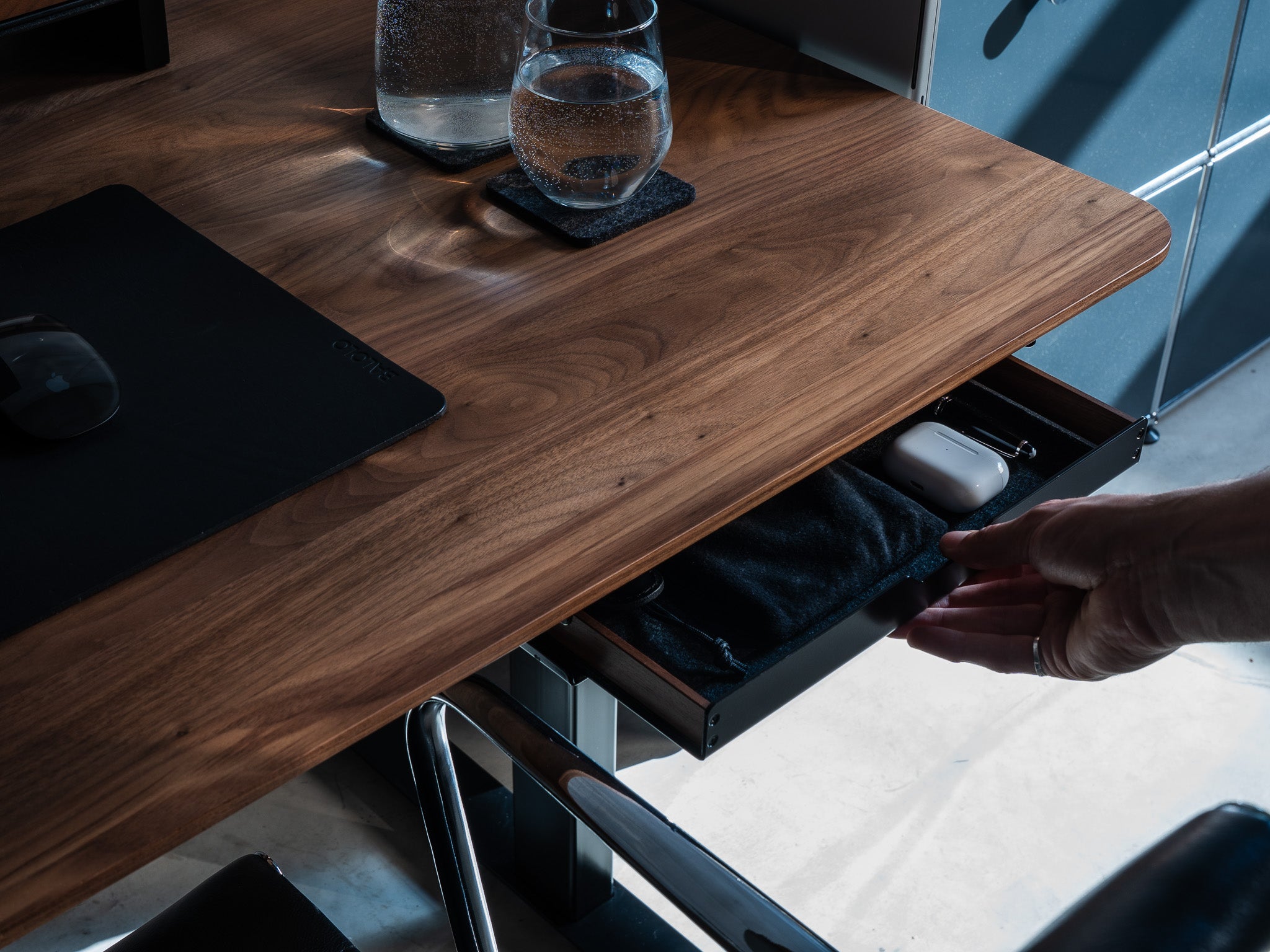 BALOLO, Desk Cockpit, Standing Desk, Stehschreibtisch, Schreibtisch, Organisierter Arbeitsplatz, Höhenverstellbarer Schreibtisch, height-Adjustable Desk, Sit and standing desk, Modularer Schreibtisch, Kabelmanagement, Cable Management #Material_Amerikanischer Nussbaum