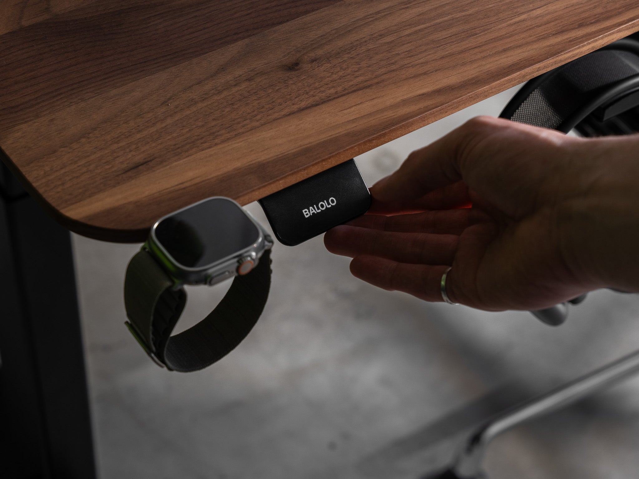 BALOLO, Desk Cockpit, Standing Desk, Stehschreibtisch, Schreibtisch, Organisierter Arbeitsplatz, Höhenverstellbarer Schreibtisch, height-Adjustable Desk, Sit and standing desk, Modularer Schreibtisch, Kabelmanagement, Cable Management #Material_Amerikanischer Nussbaum