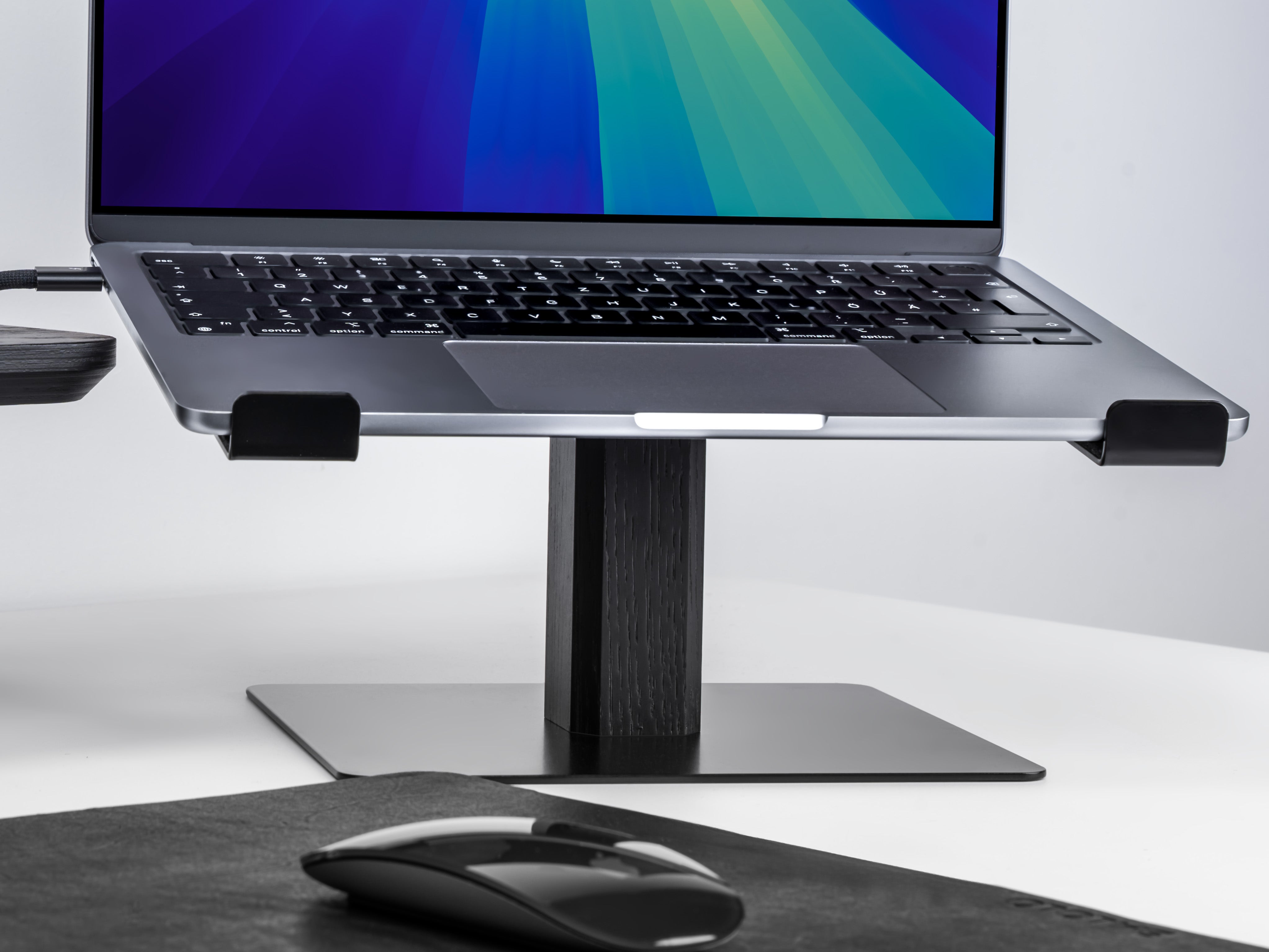 BALOLO, Laptopständer, Laptop Ständer, Laptop Ständer Holz, Laptopständer Holz, Laptop Halterung, Laptop Halter, Macbook Ständer, Macbook Ständer Holz, organisierter Schreibtisch, home office, Laptop setup,Laptopstand, Laptop Stand, Wooden Laptop Stand, Laptop Holder, Laptop Mount, Macbook Stand, Laptop Stand Wood, Macbook Stand Wood, organized workspace #material_All Black