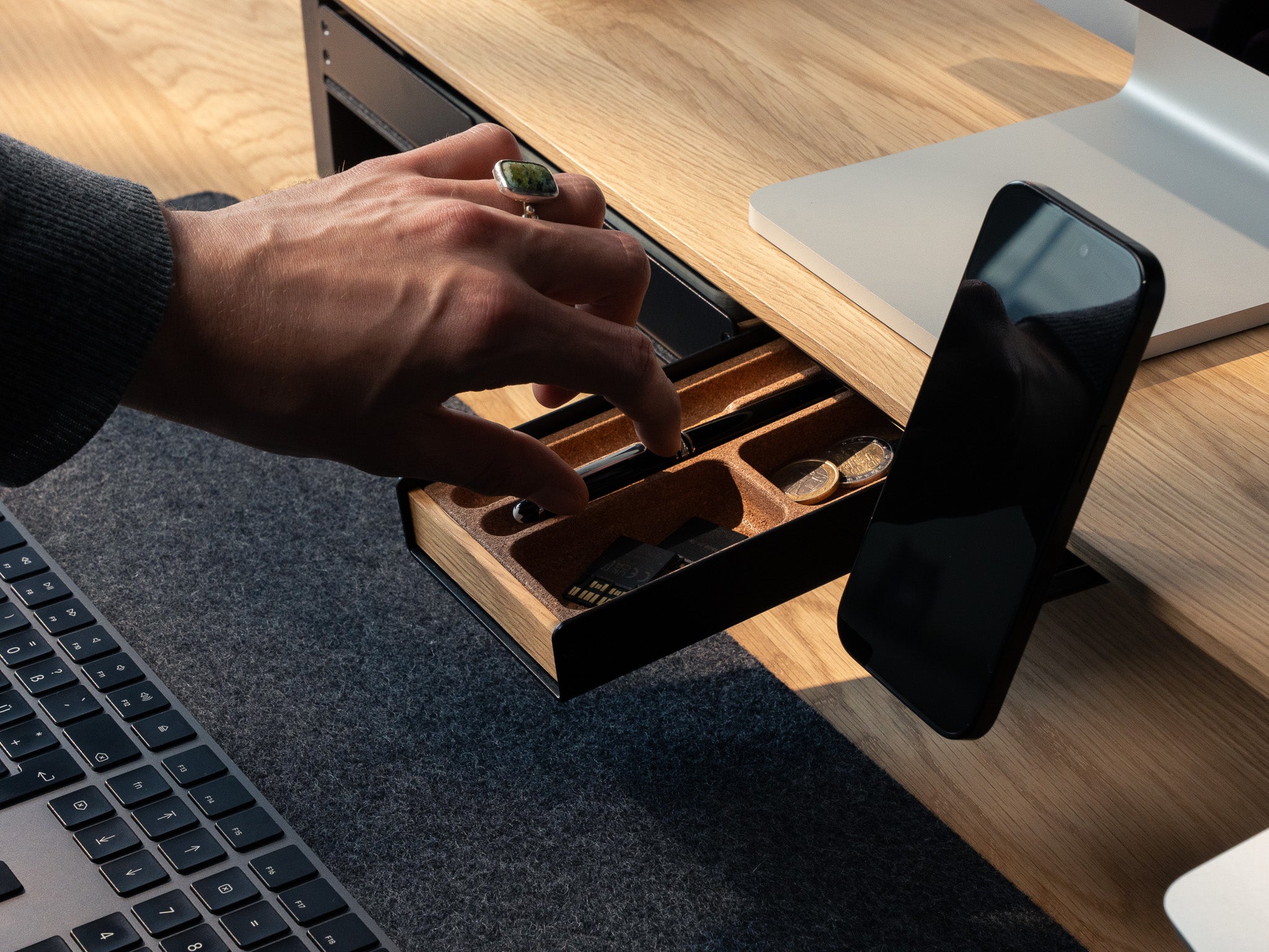 Detailaufnahme der Stiftablage Eiche mit Organizer am Setup Cockpit Eiche mit MagSafe Halter, Fachablage und Deskpad. Inszeniert in modernem Home Office. @expand #material_Eiche